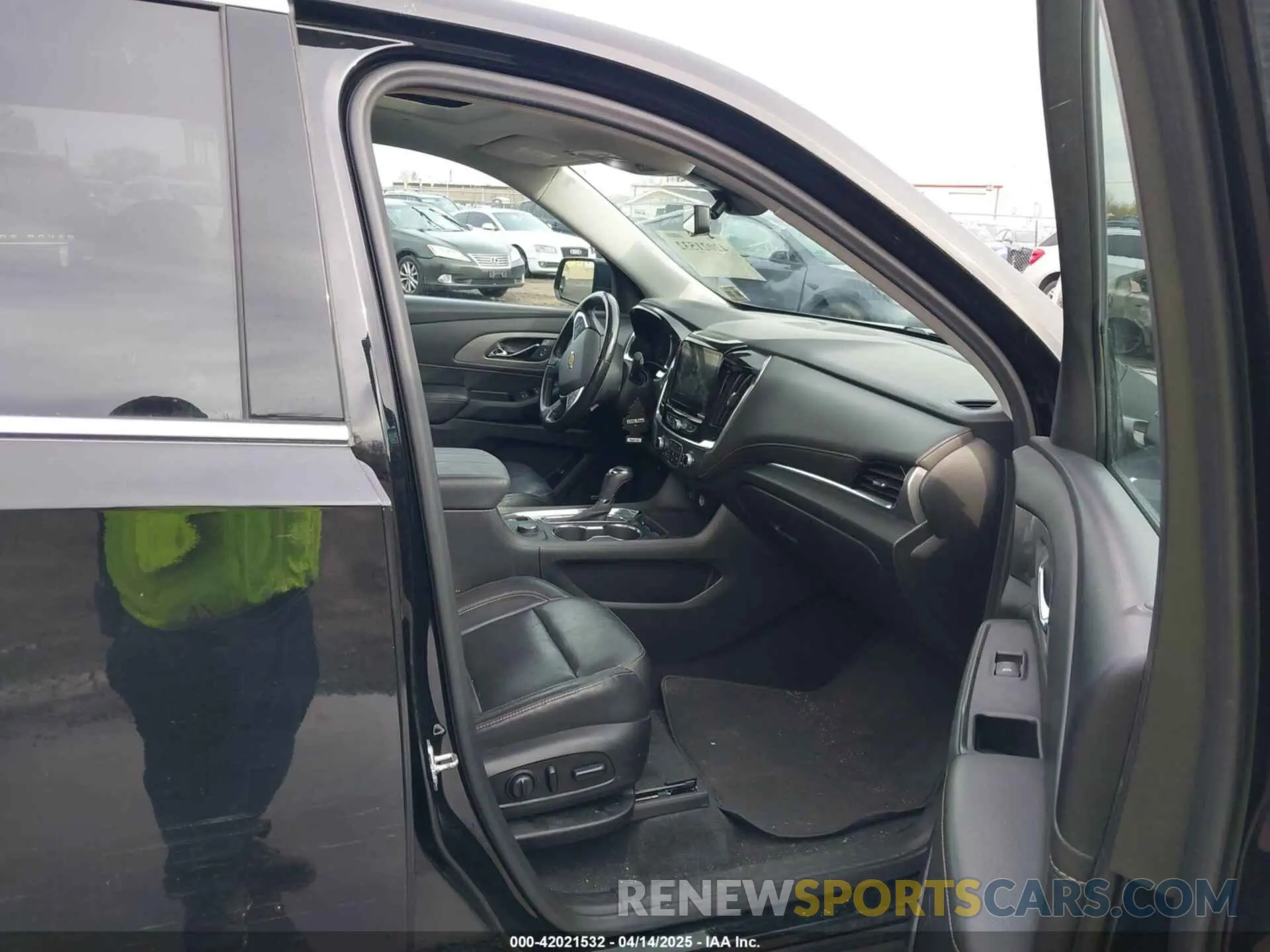 5 Photograph of a damaged car 1GNEVHKW8LJ238661 CHEVROLET TRAVERSE 2020