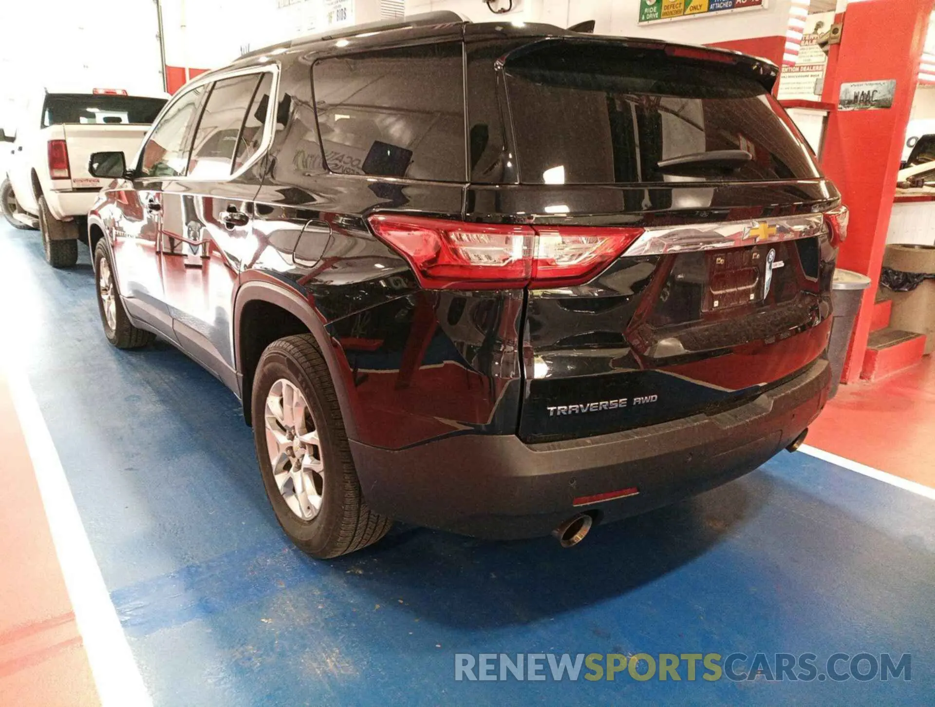 25 Photograph of a damaged car 1GNEVHKW8LJ296303 CHEVROLET TRAVERSE 2020