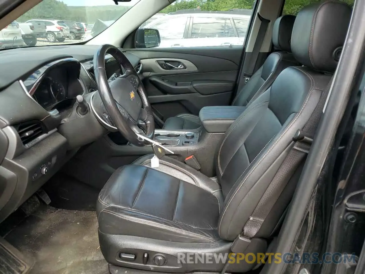 7 Photograph of a damaged car 1GNEVHKW8LJ317229 CHEVROLET TRAVERSE 2020