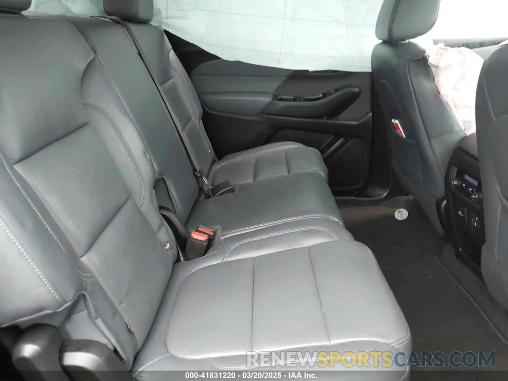 8 Photograph of a damaged car 1GNEVHKW9LJ158673 CHEVROLET TRAVERSE 2020