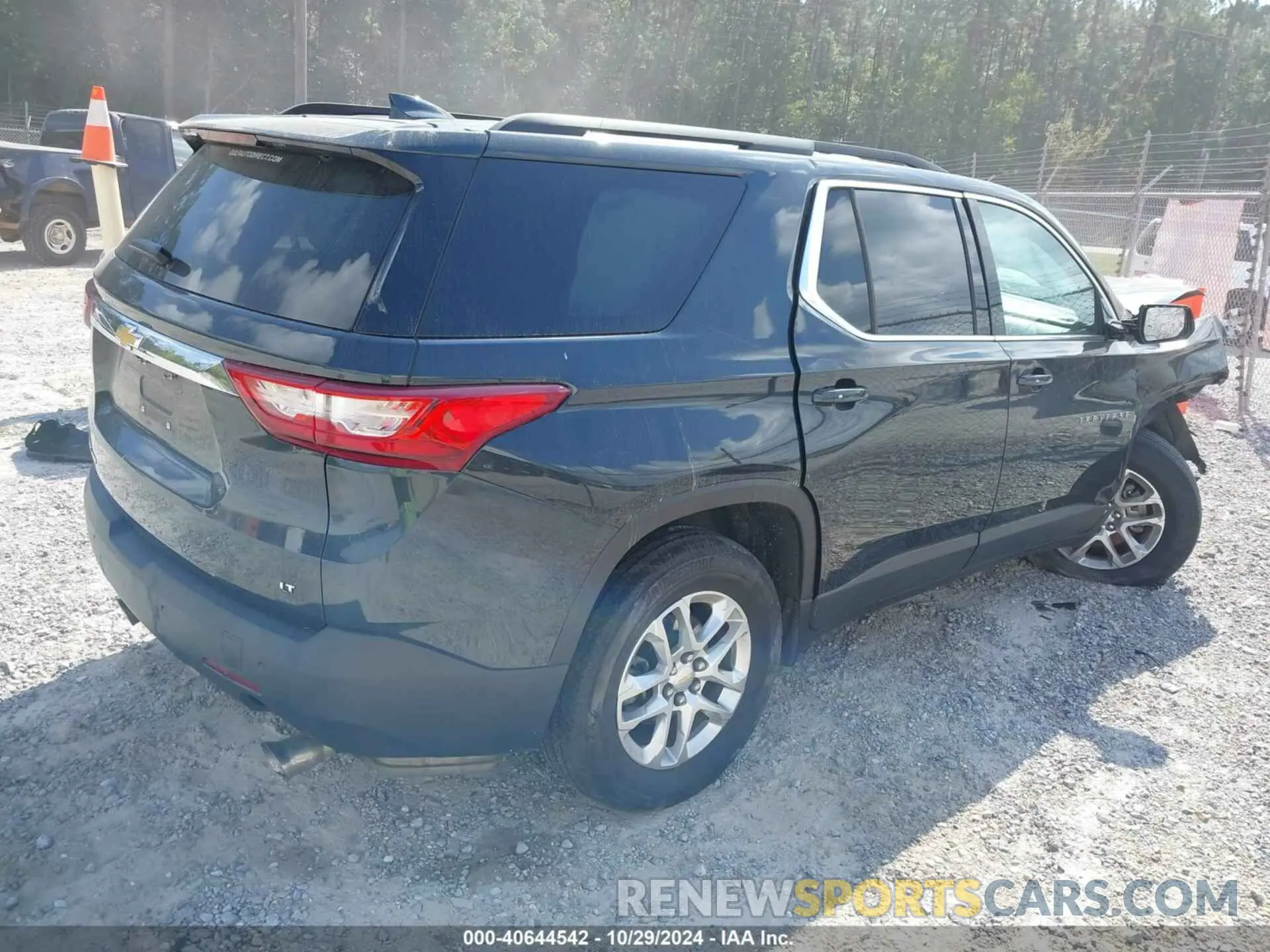 4 Photograph of a damaged car 1GNEVHKW9LJ194976 CHEVROLET TRAVERSE 2020