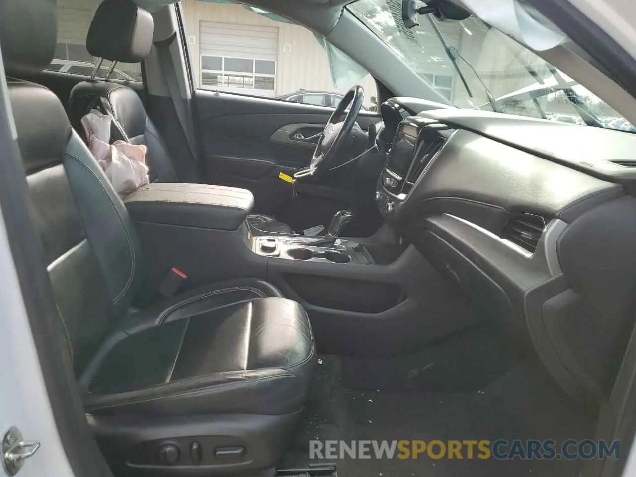 7 Photograph of a damaged car 1GNEVHKW9LJ250740 CHEVROLET TRAVERSE 2020