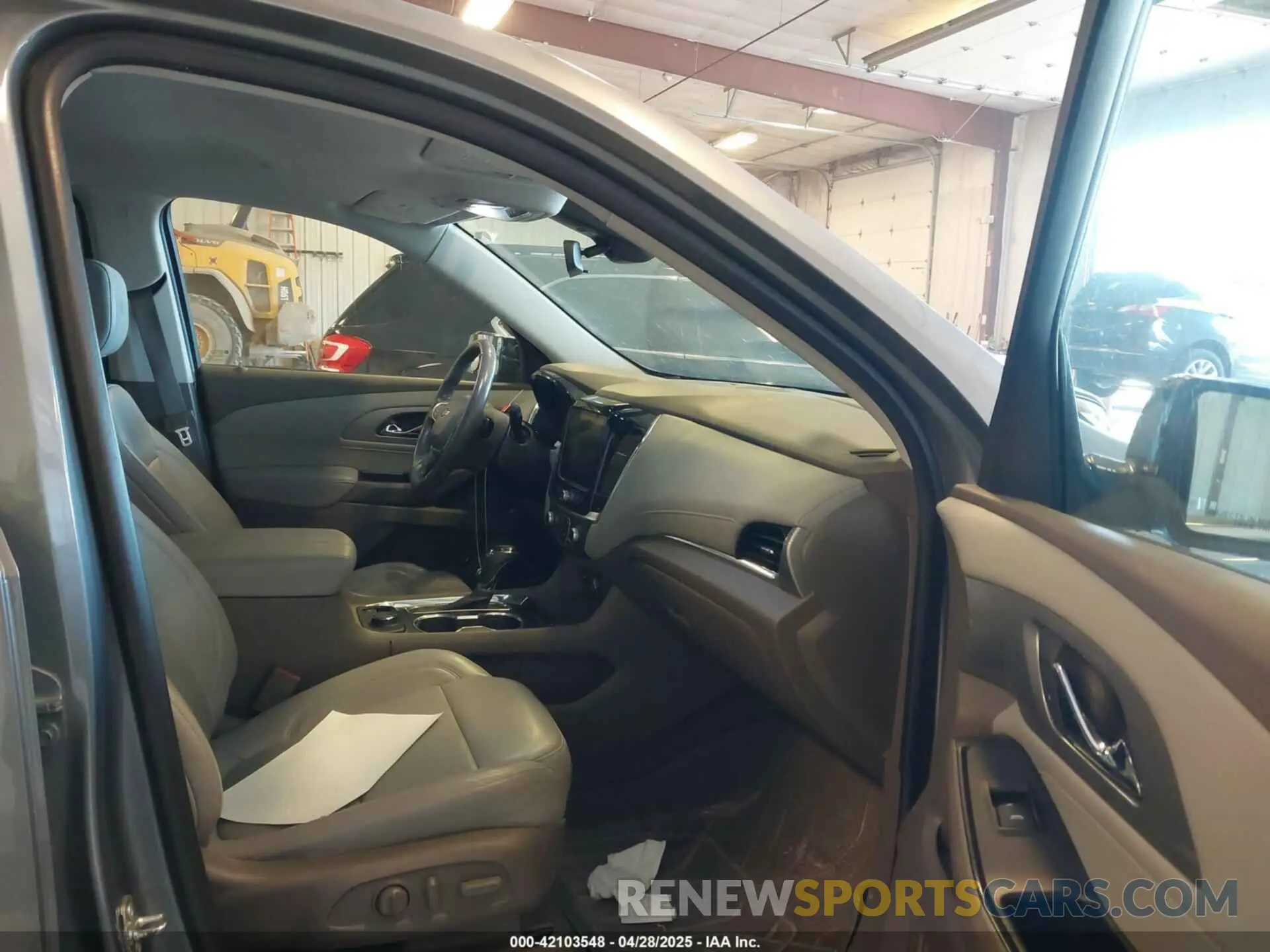 5 Photograph of a damaged car 1GNEVHKWXLJ228763 CHEVROLET TRAVERSE 2020