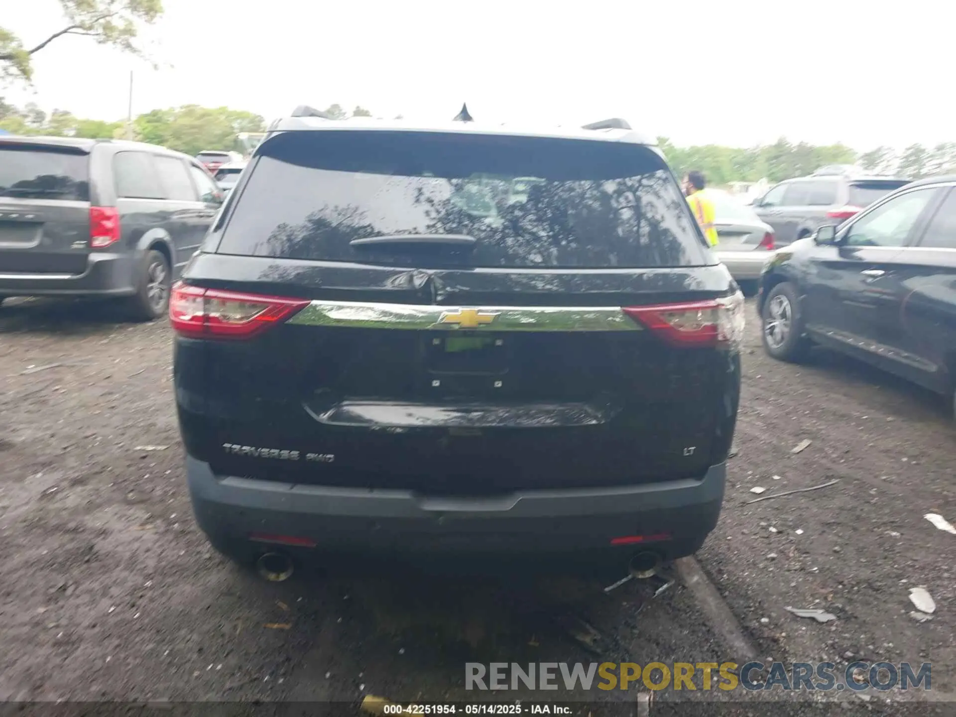 16 Photograph of a damaged car 1GNEVHKWXLJ324540 CHEVROLET TRAVERSE 2020