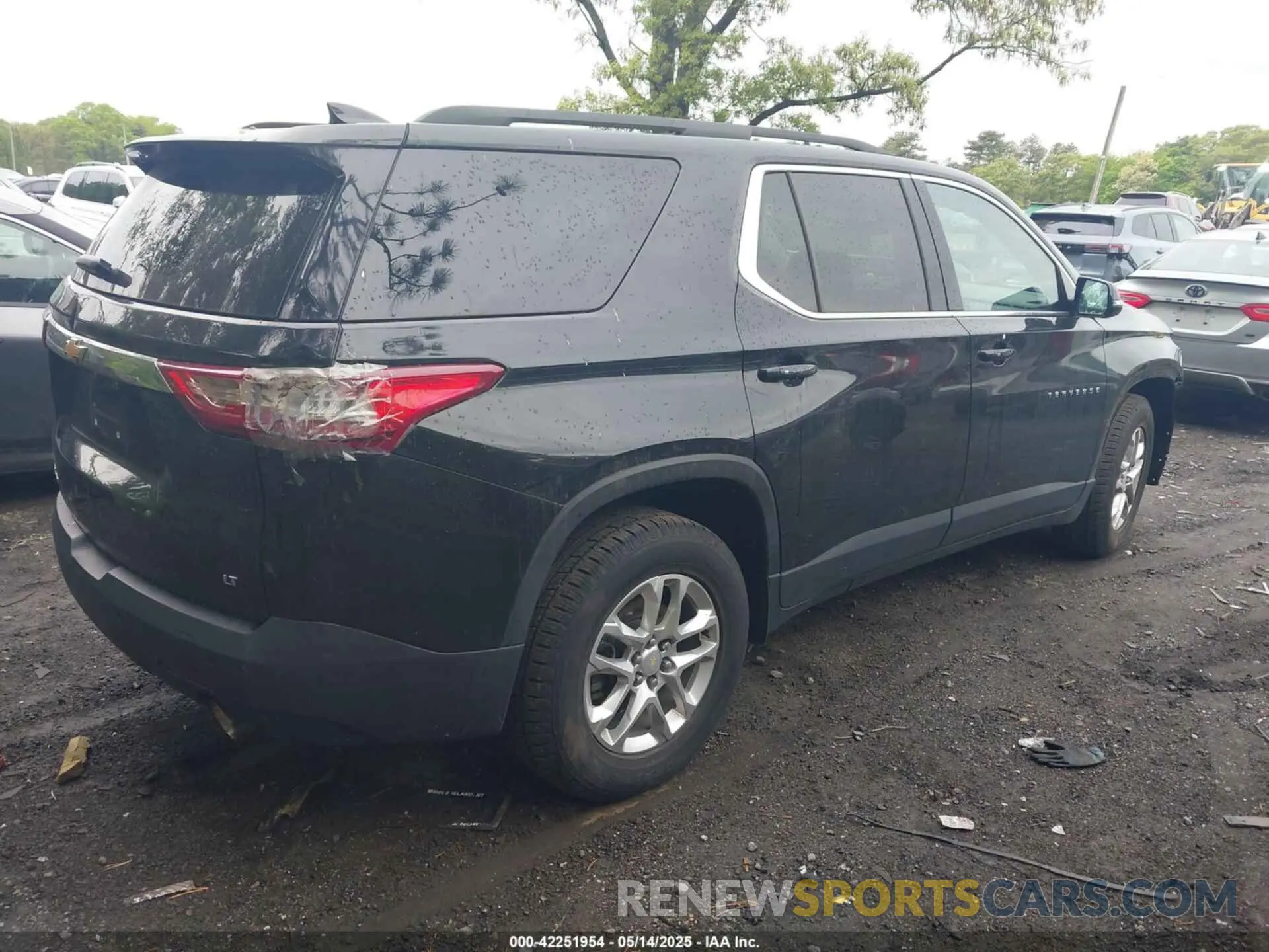 4 Photograph of a damaged car 1GNEVHKWXLJ324540 CHEVROLET TRAVERSE 2020