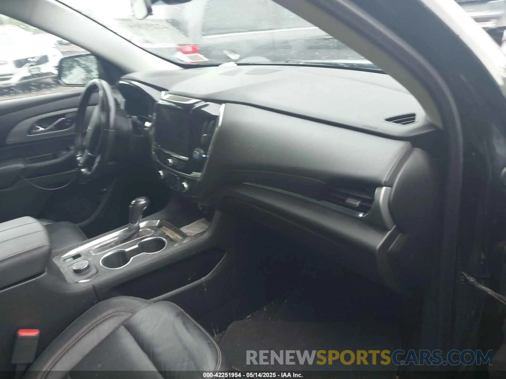 5 Photograph of a damaged car 1GNEVHKWXLJ324540 CHEVROLET TRAVERSE 2020