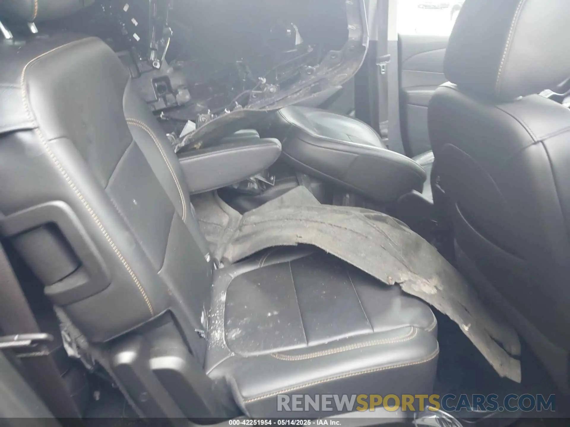 8 Photograph of a damaged car 1GNEVHKWXLJ324540 CHEVROLET TRAVERSE 2020