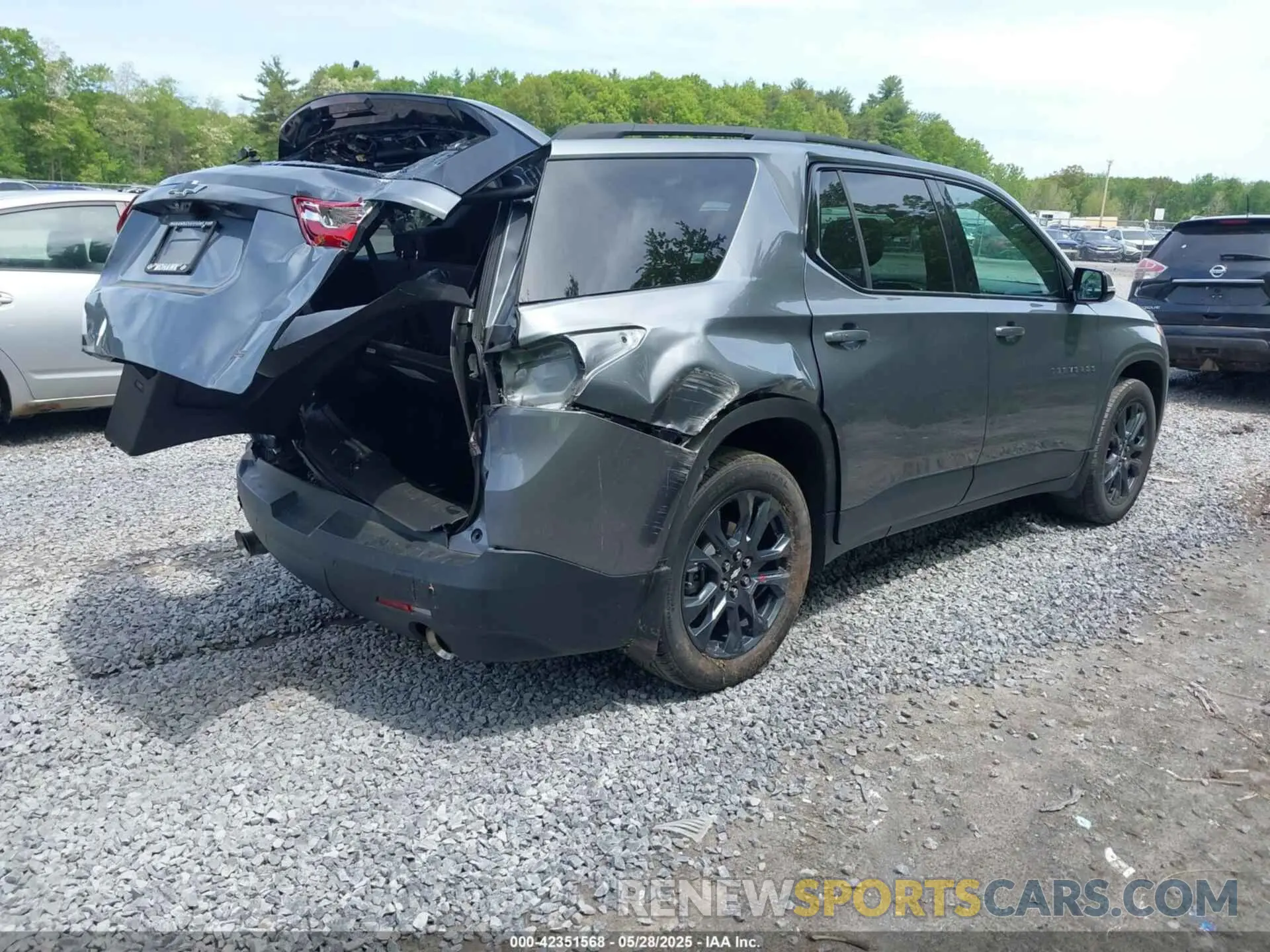 4 Photograph of a damaged car 1GNEVJKW2LJ247766 CHEVROLET TRAVERSE 2020
