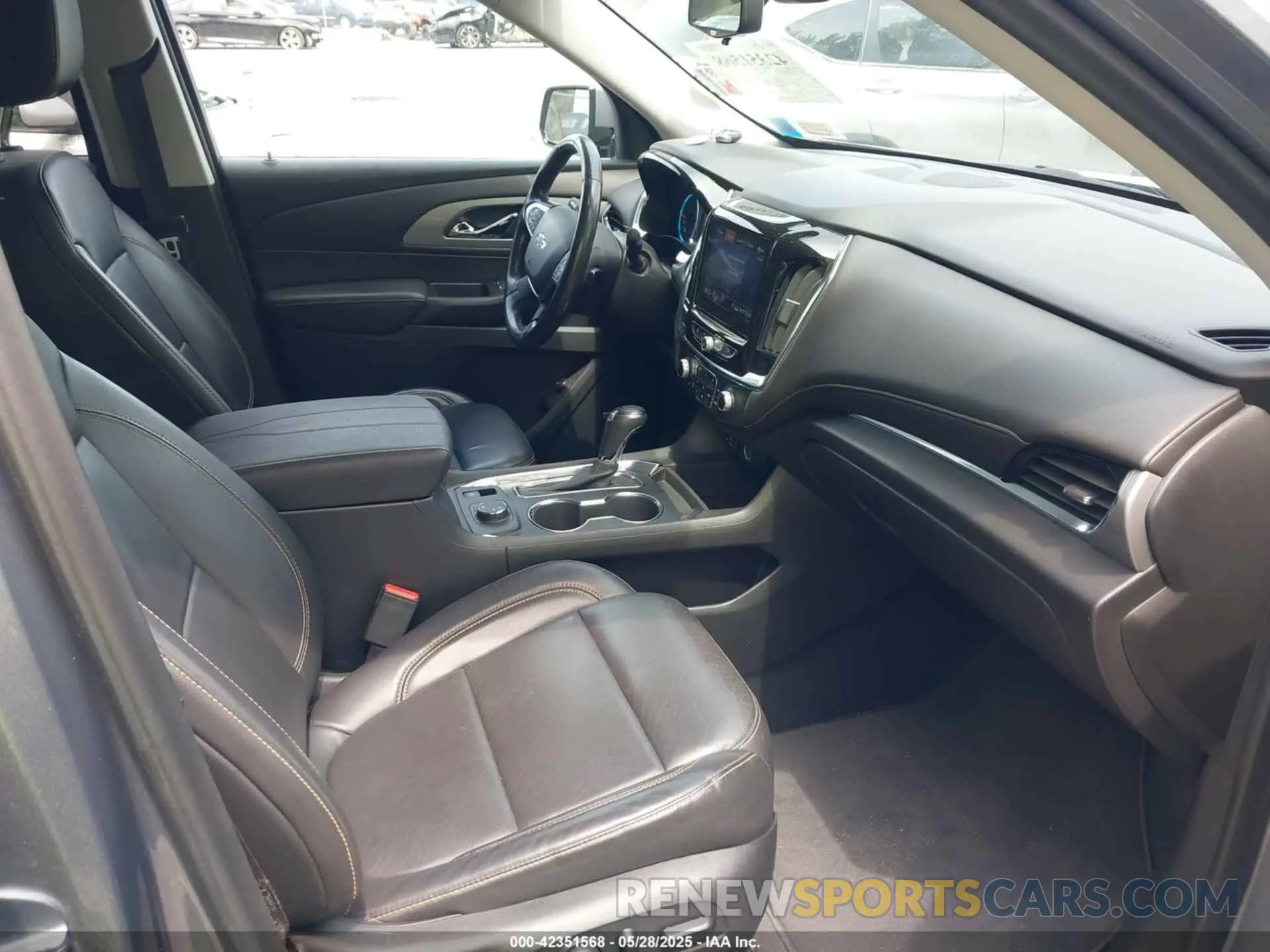 5 Photograph of a damaged car 1GNEVJKW2LJ247766 CHEVROLET TRAVERSE 2020