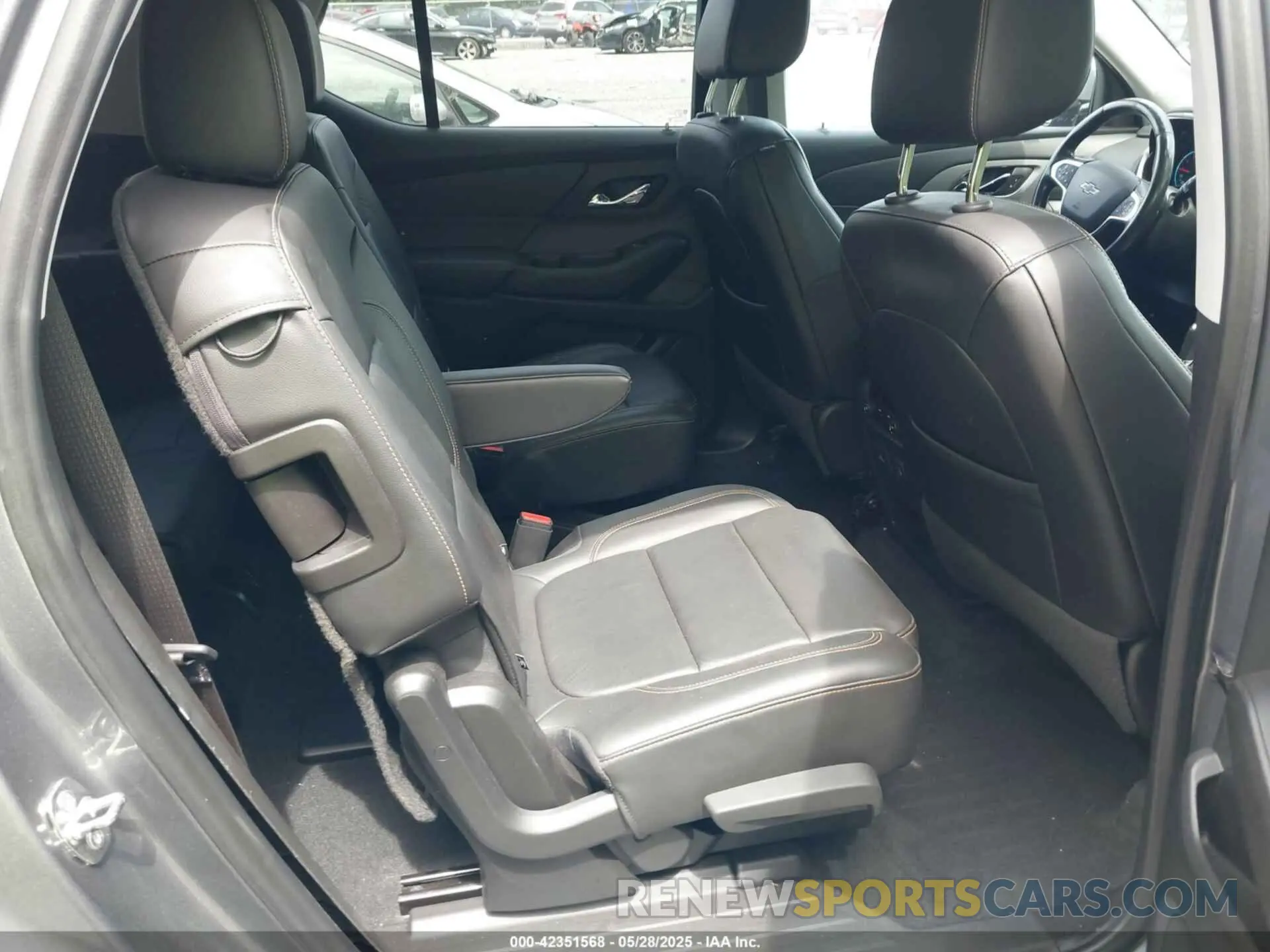 8 Photograph of a damaged car 1GNEVJKW2LJ247766 CHEVROLET TRAVERSE 2020