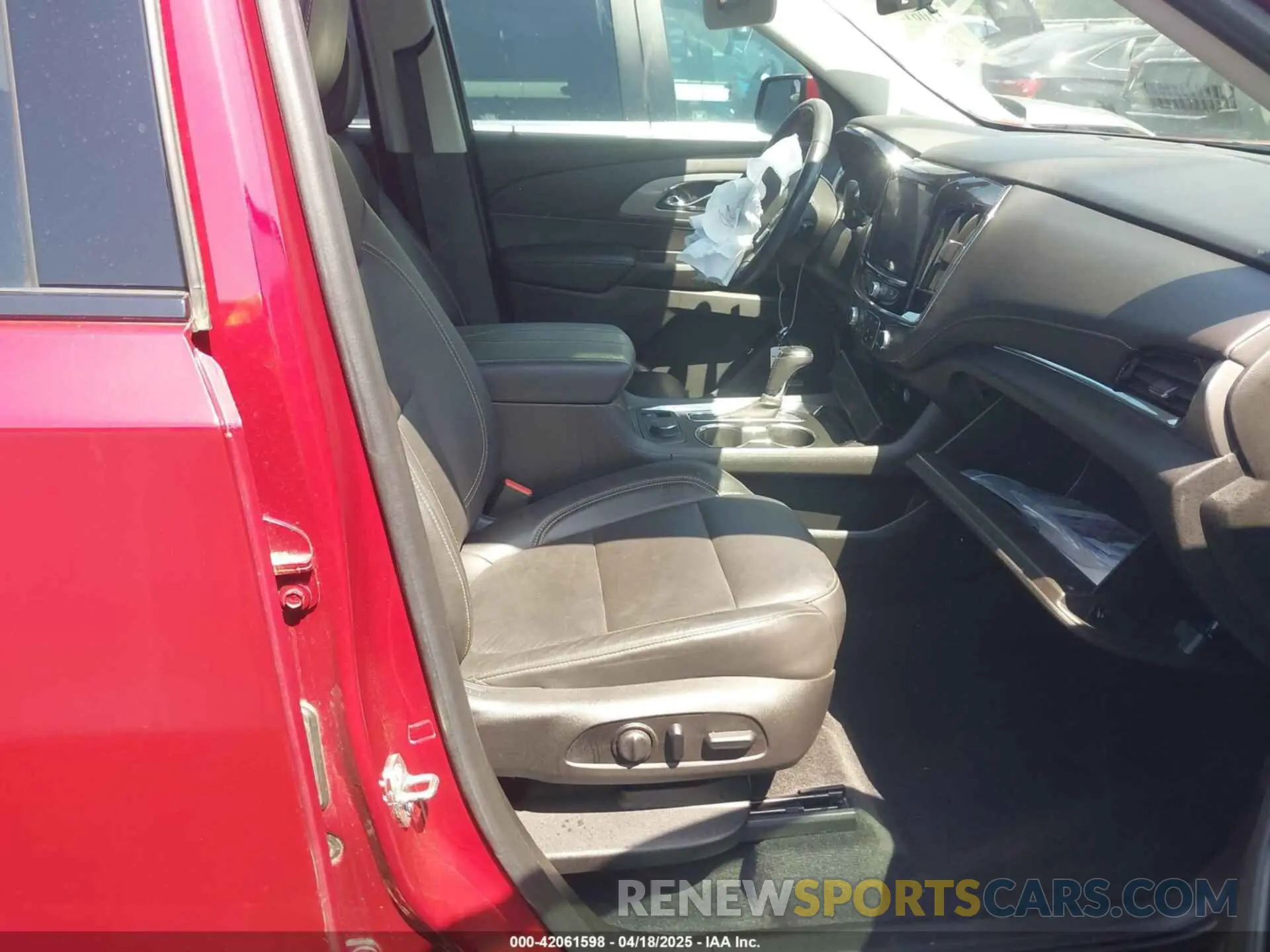 5 Photograph of a damaged car 1GNEVJKW4LJ292921 CHEVROLET TRAVERSE 2020
