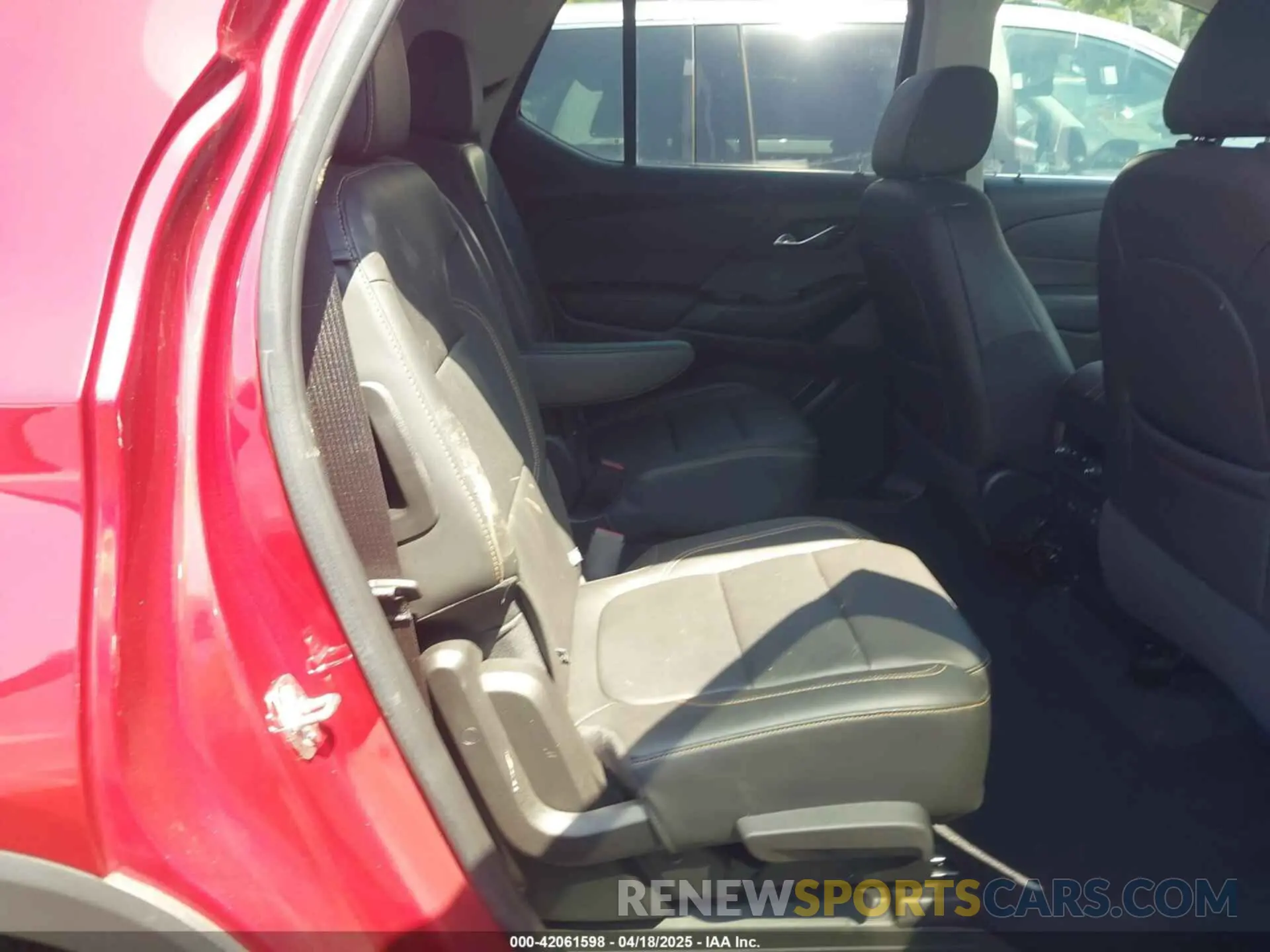 8 Photograph of a damaged car 1GNEVJKW4LJ292921 CHEVROLET TRAVERSE 2020