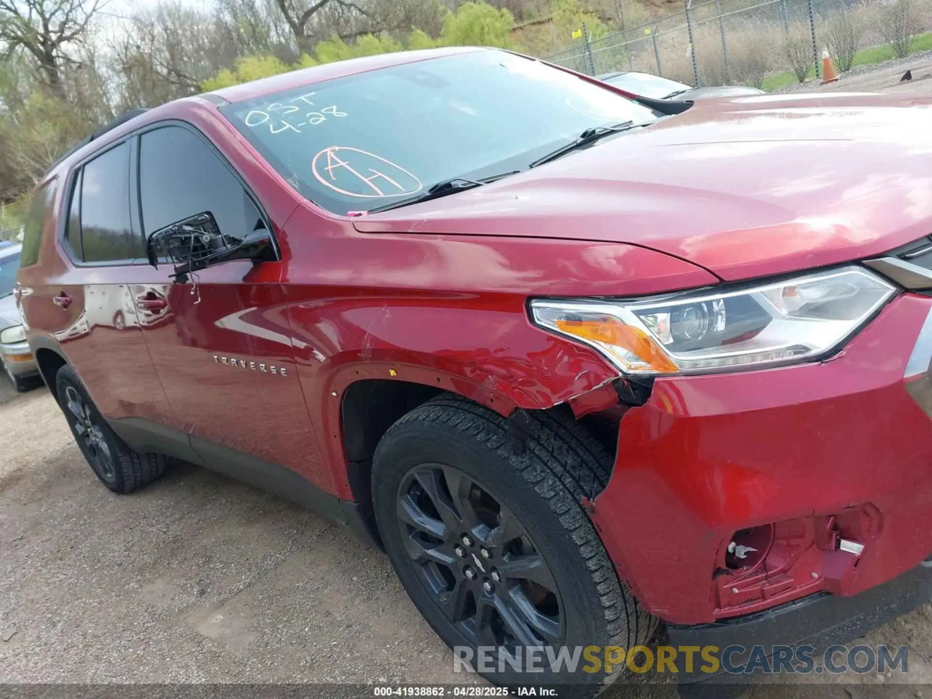 6 Photograph of a damaged car 1GNEVJKW5LJ268627 CHEVROLET TRAVERSE 2020