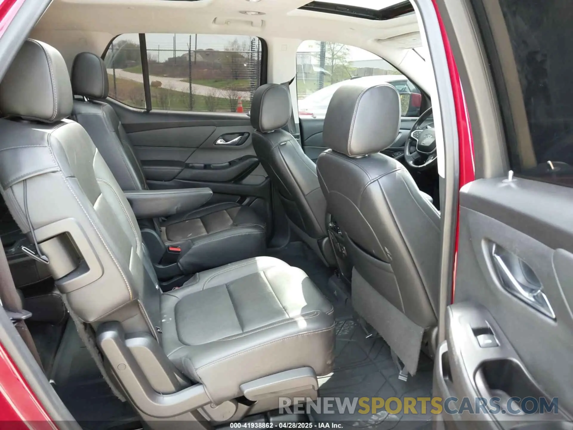 8 Photograph of a damaged car 1GNEVJKW5LJ268627 CHEVROLET TRAVERSE 2020