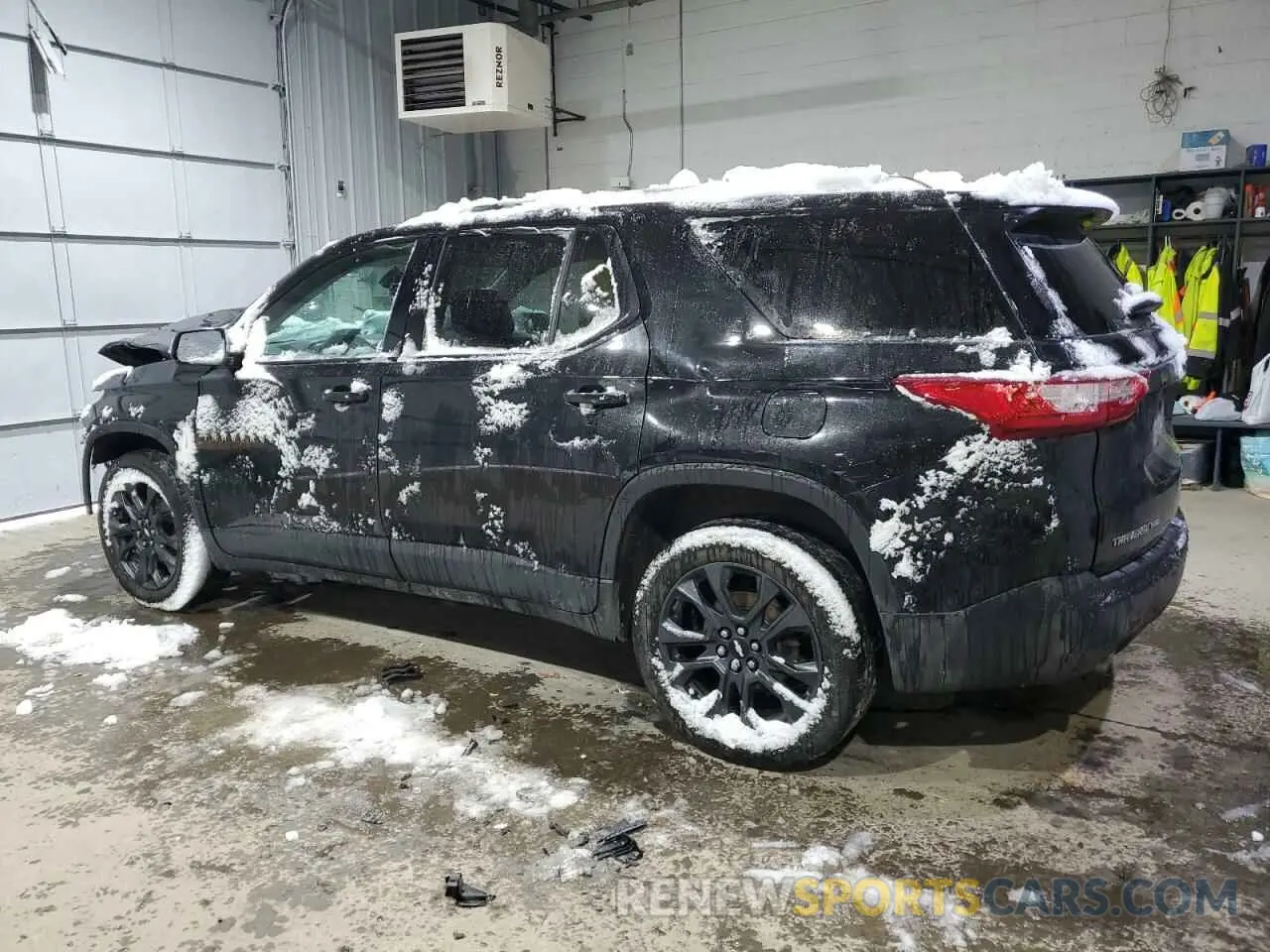 2 Photograph of a damaged car 1GNEVJKW6LJ282987 CHEVROLET TRAVERSE 2020
