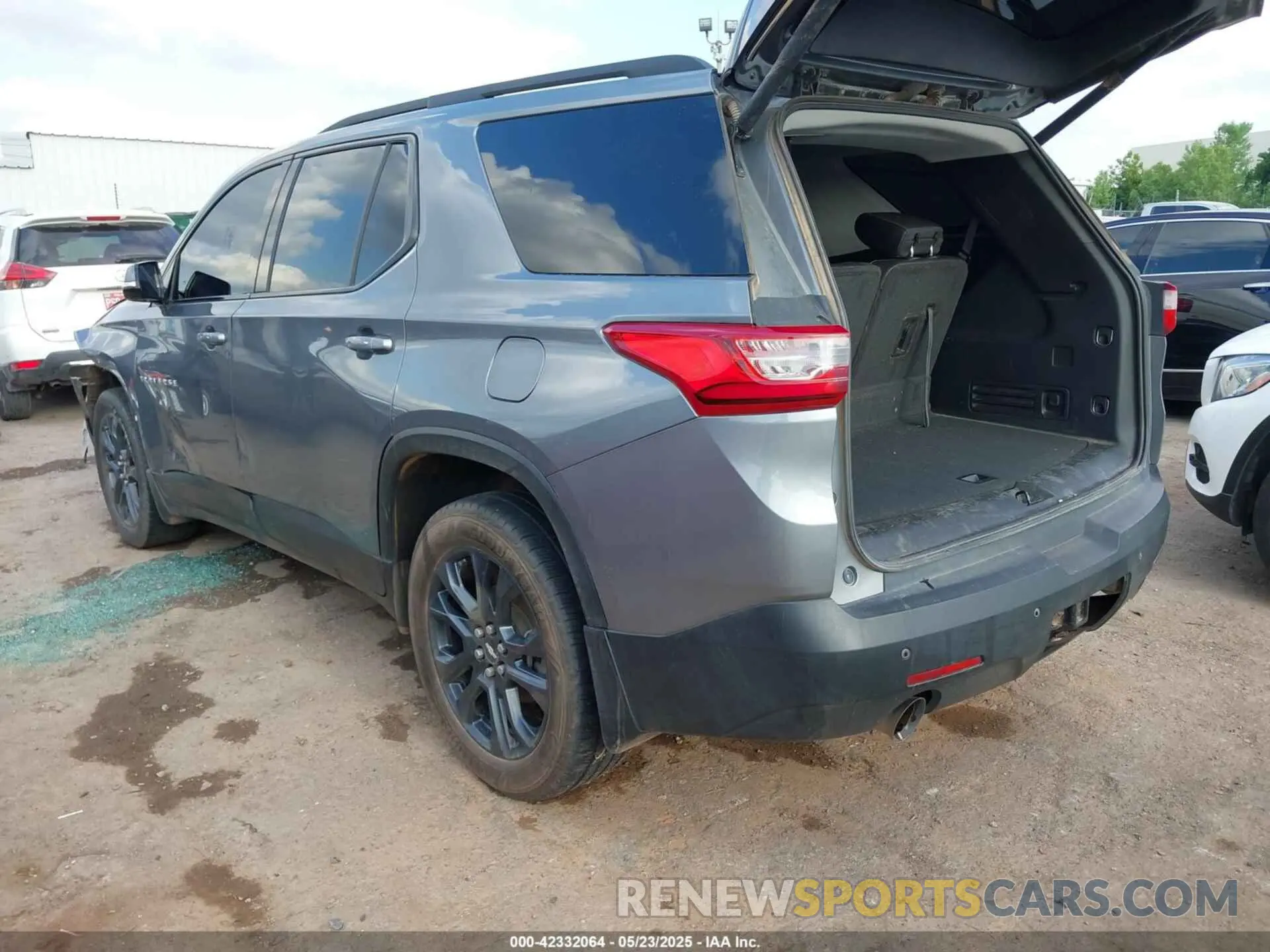 3 Photograph of a damaged car 1GNEVJKW6LJ287073 CHEVROLET TRAVERSE 2020