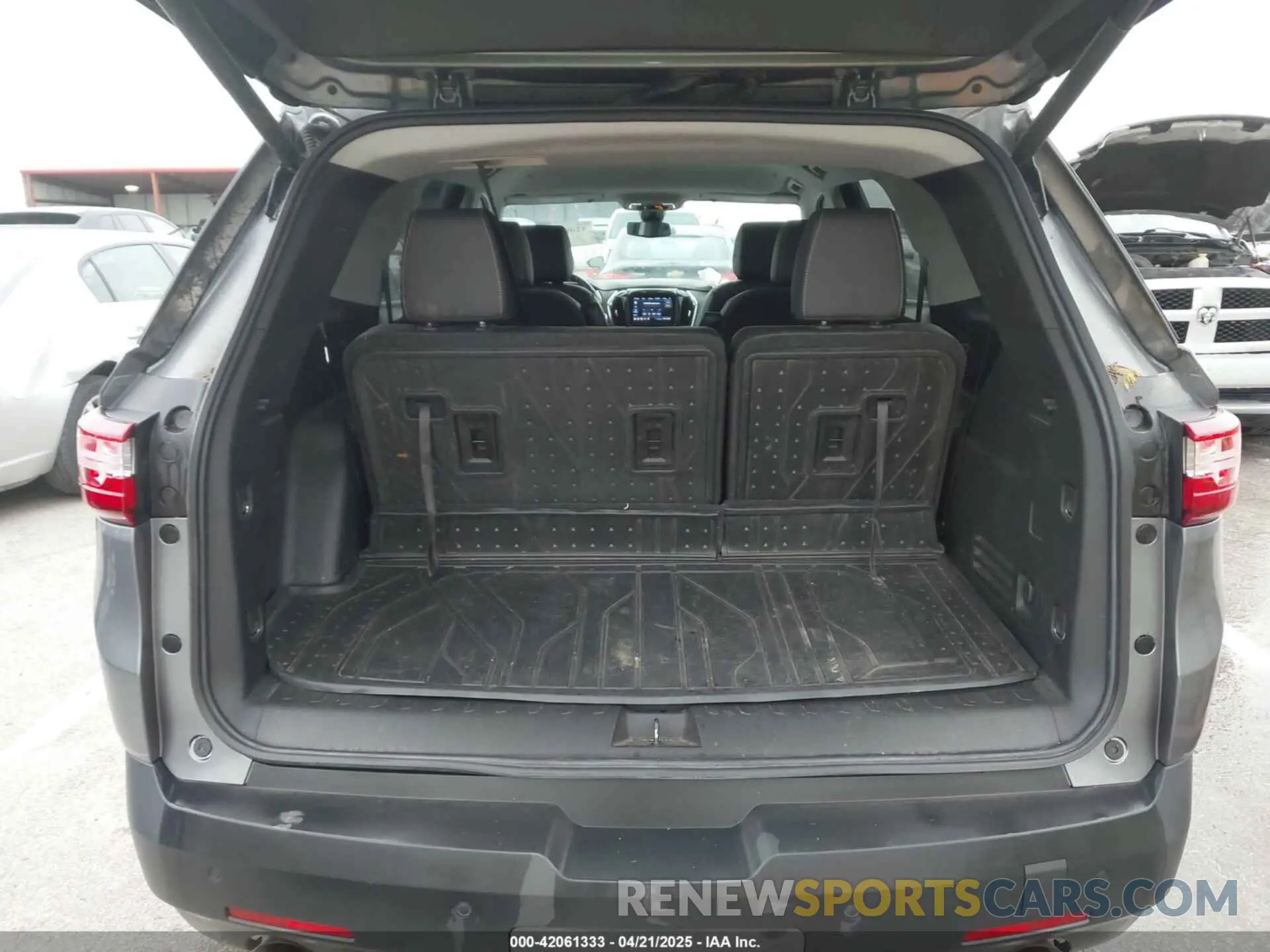 17 Photograph of a damaged car 1GNEVJKW7LJ308092 CHEVROLET TRAVERSE 2020