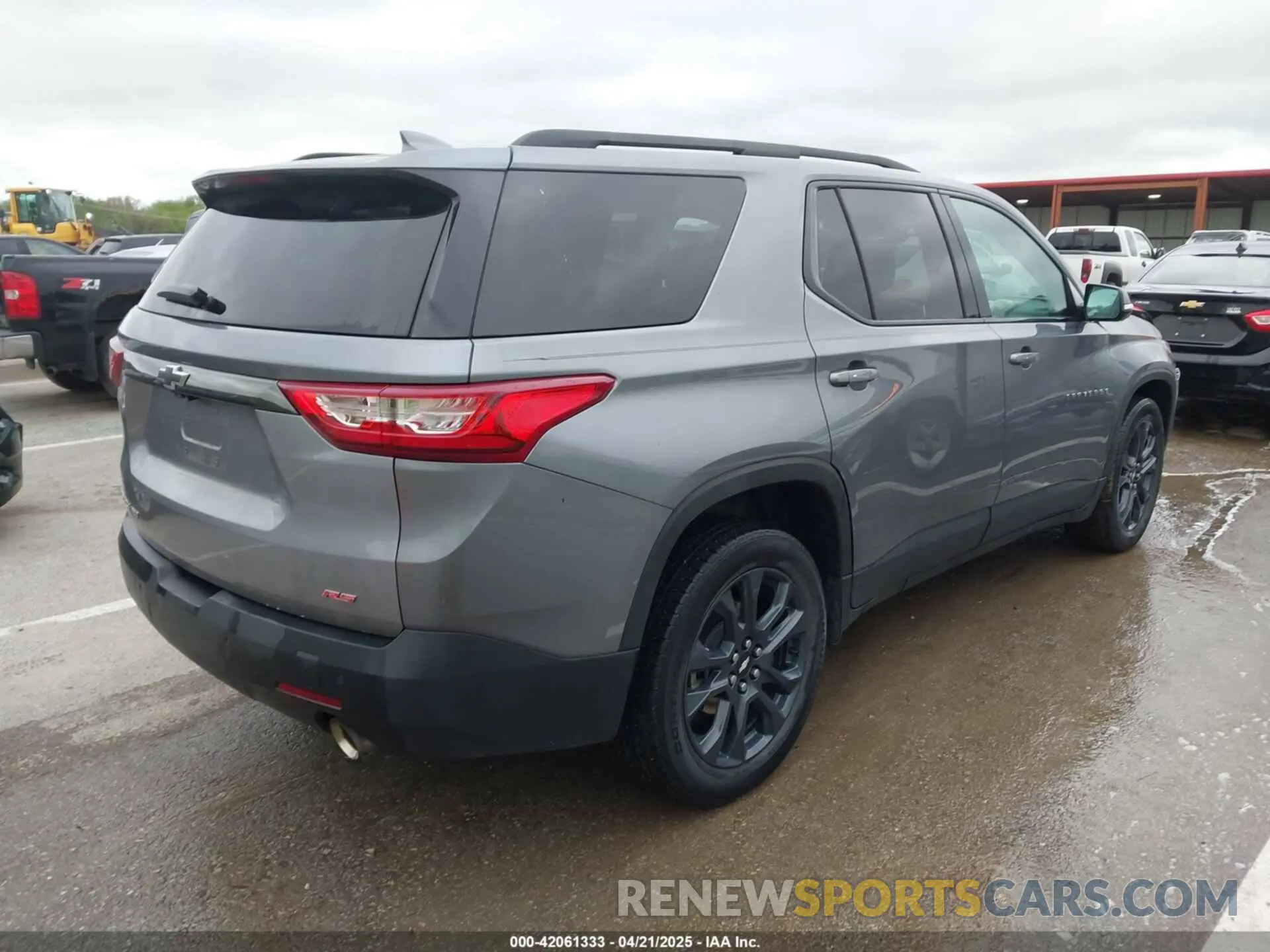 4 Photograph of a damaged car 1GNEVJKW7LJ308092 CHEVROLET TRAVERSE 2020