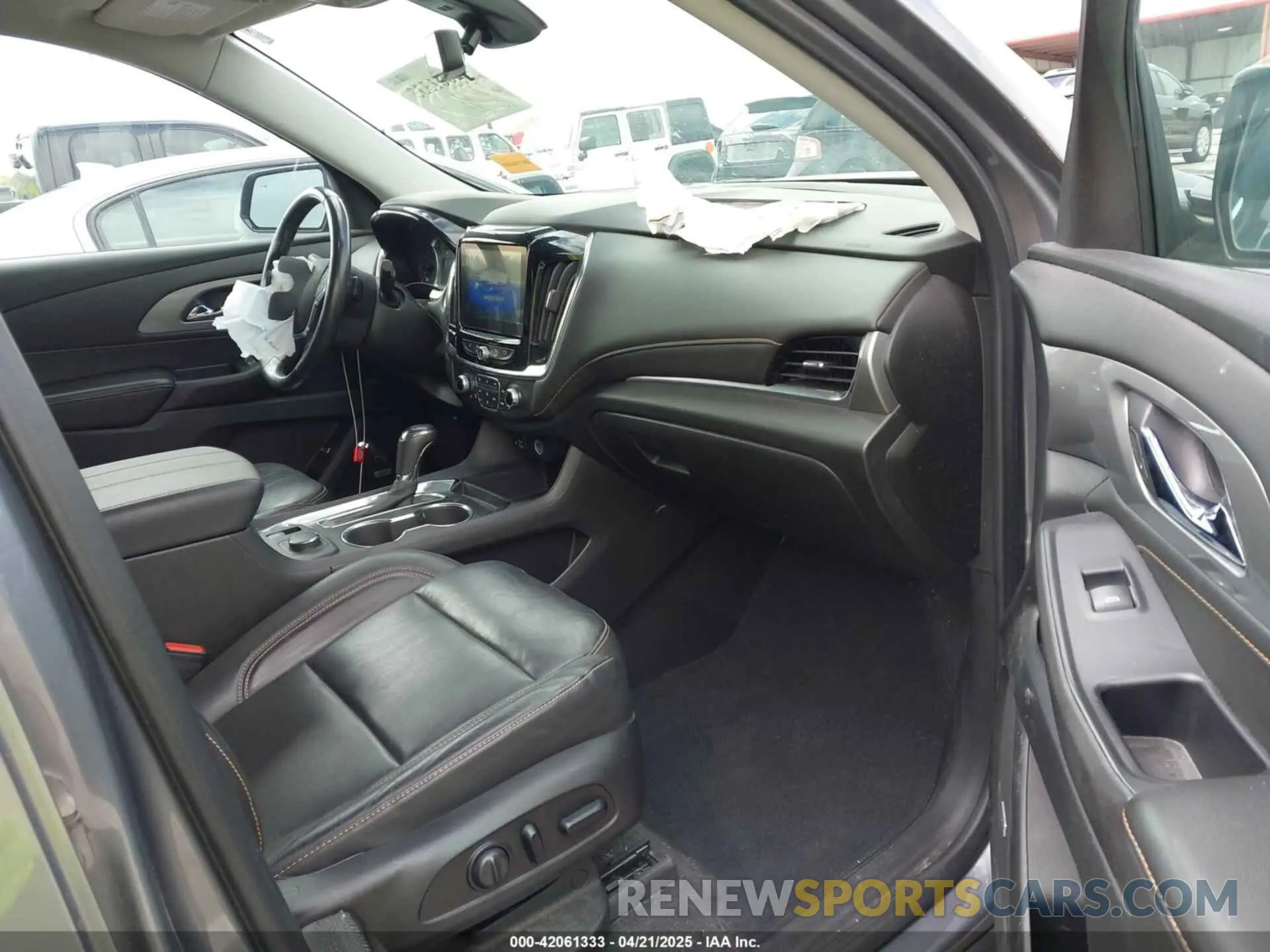 5 Photograph of a damaged car 1GNEVJKW7LJ308092 CHEVROLET TRAVERSE 2020