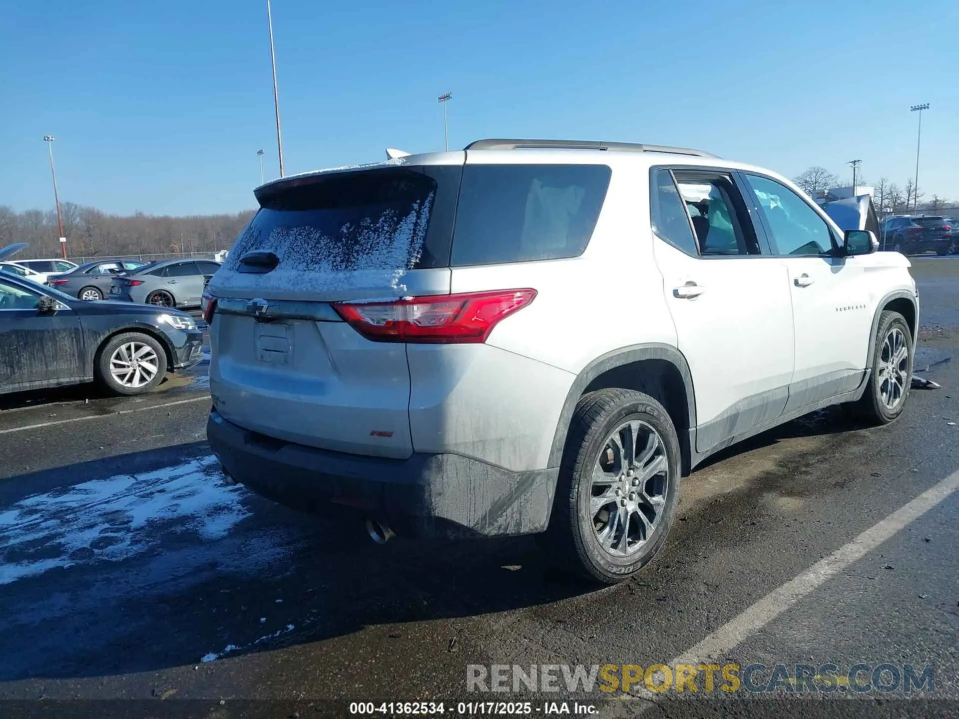 4 Photograph of a damaged car 1GNEVJKWXLJ100918 CHEVROLET TRAVERSE 2020