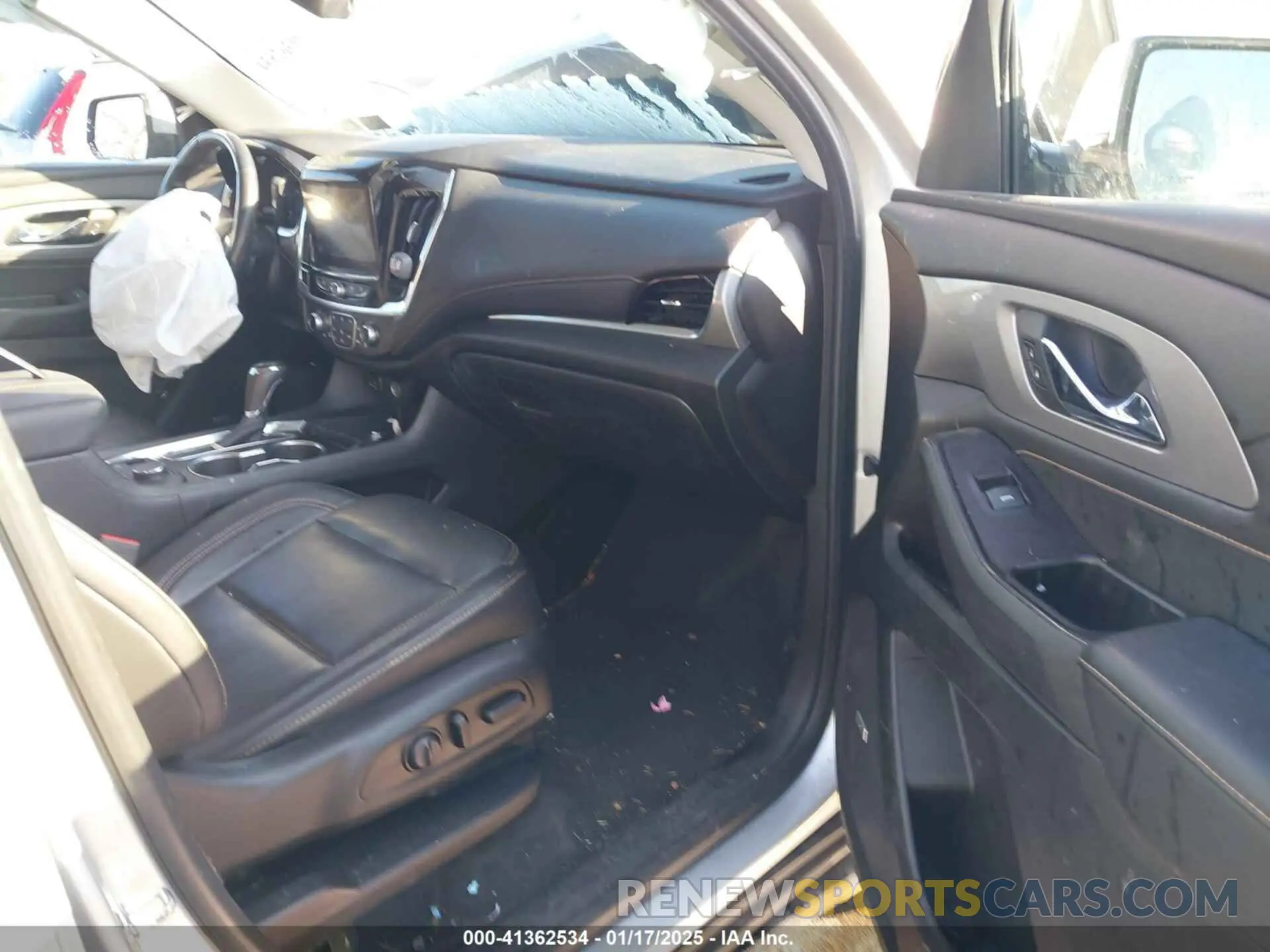 5 Photograph of a damaged car 1GNEVJKWXLJ100918 CHEVROLET TRAVERSE 2020