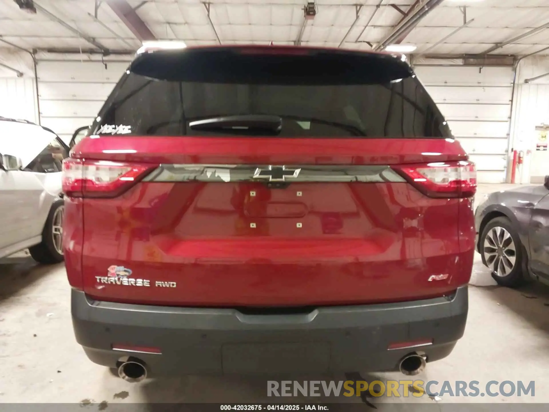 17 Photograph of a damaged car 1GNEVJKWXLJ253198 CHEVROLET TRAVERSE 2020