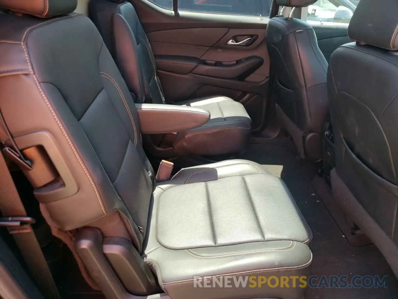 10 Photograph of a damaged car 1GNEVKKW0LJ170868 CHEVROLET TRAVERSE 2020