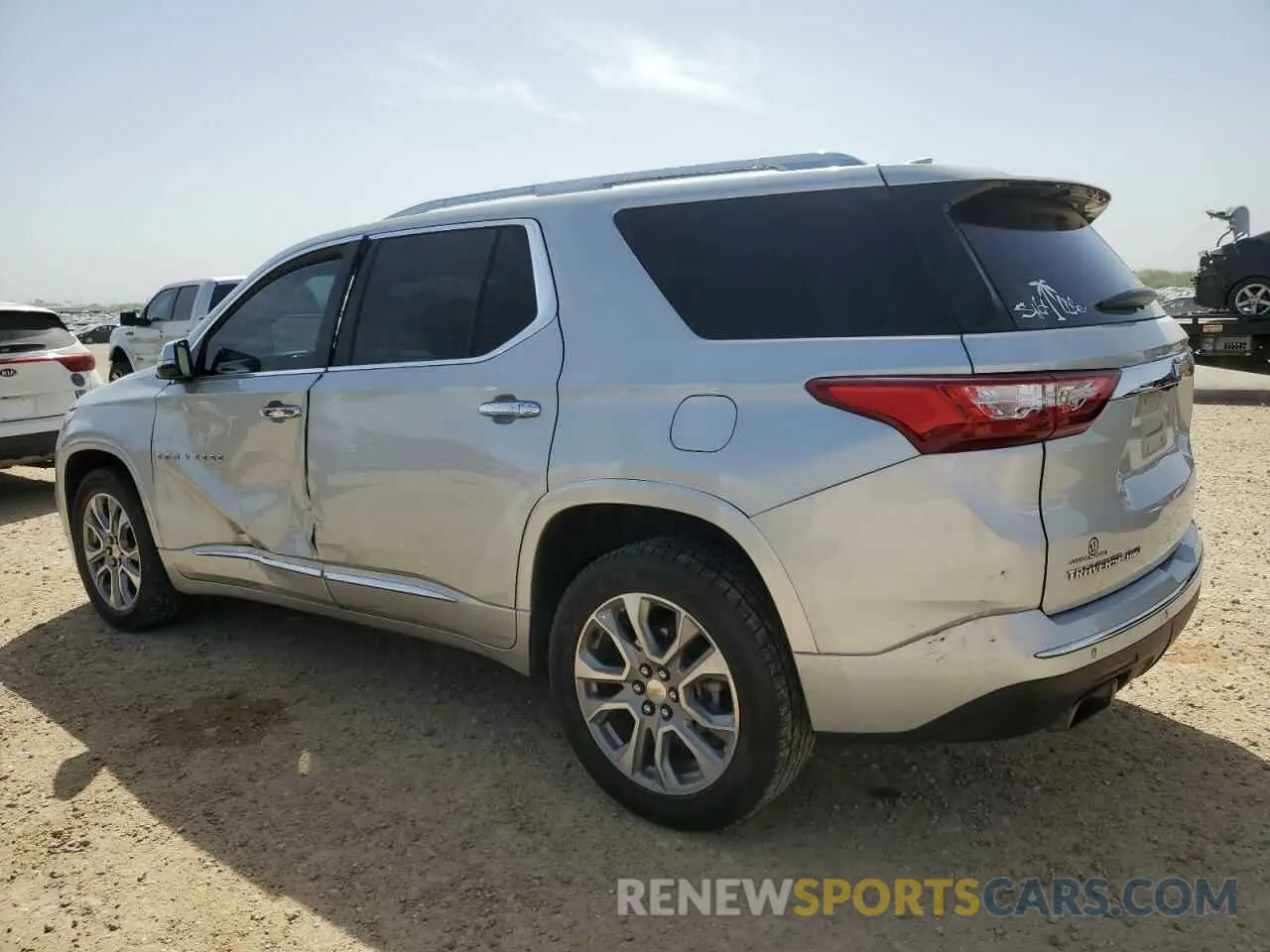 2 Photograph of a damaged car 1GNEVKKW1LJ158079 CHEVROLET TRAVERSE 2020