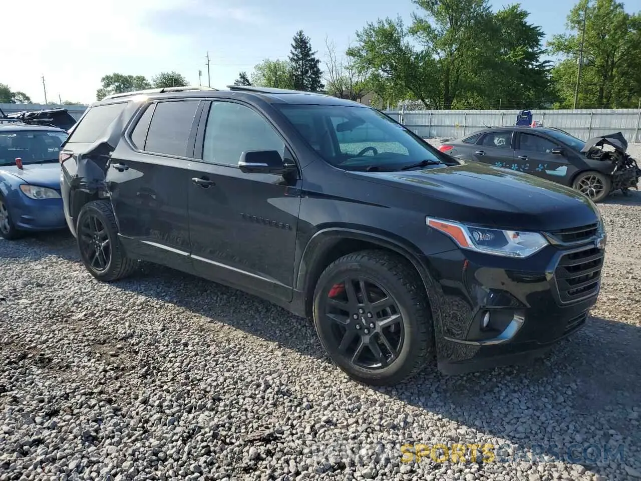 4 Photograph of a damaged car 1GNEVKKW2LJ200632 CHEVROLET TRAVERSE 2020