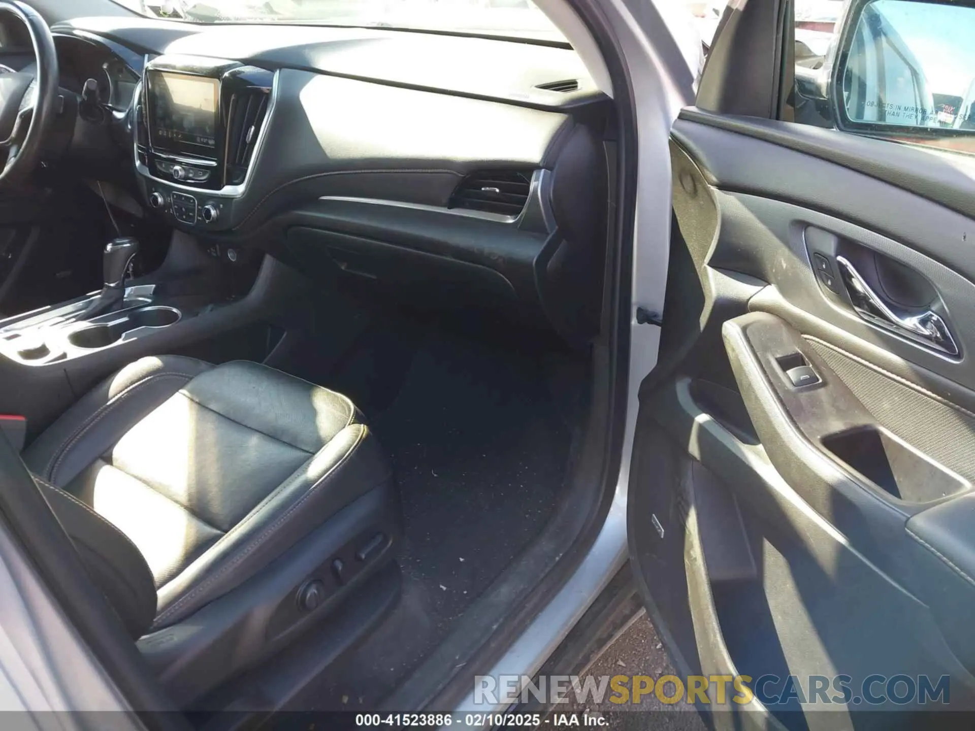 5 Photograph of a damaged car 1GNEVKKW3LJ146063 CHEVROLET TRAVERSE 2020