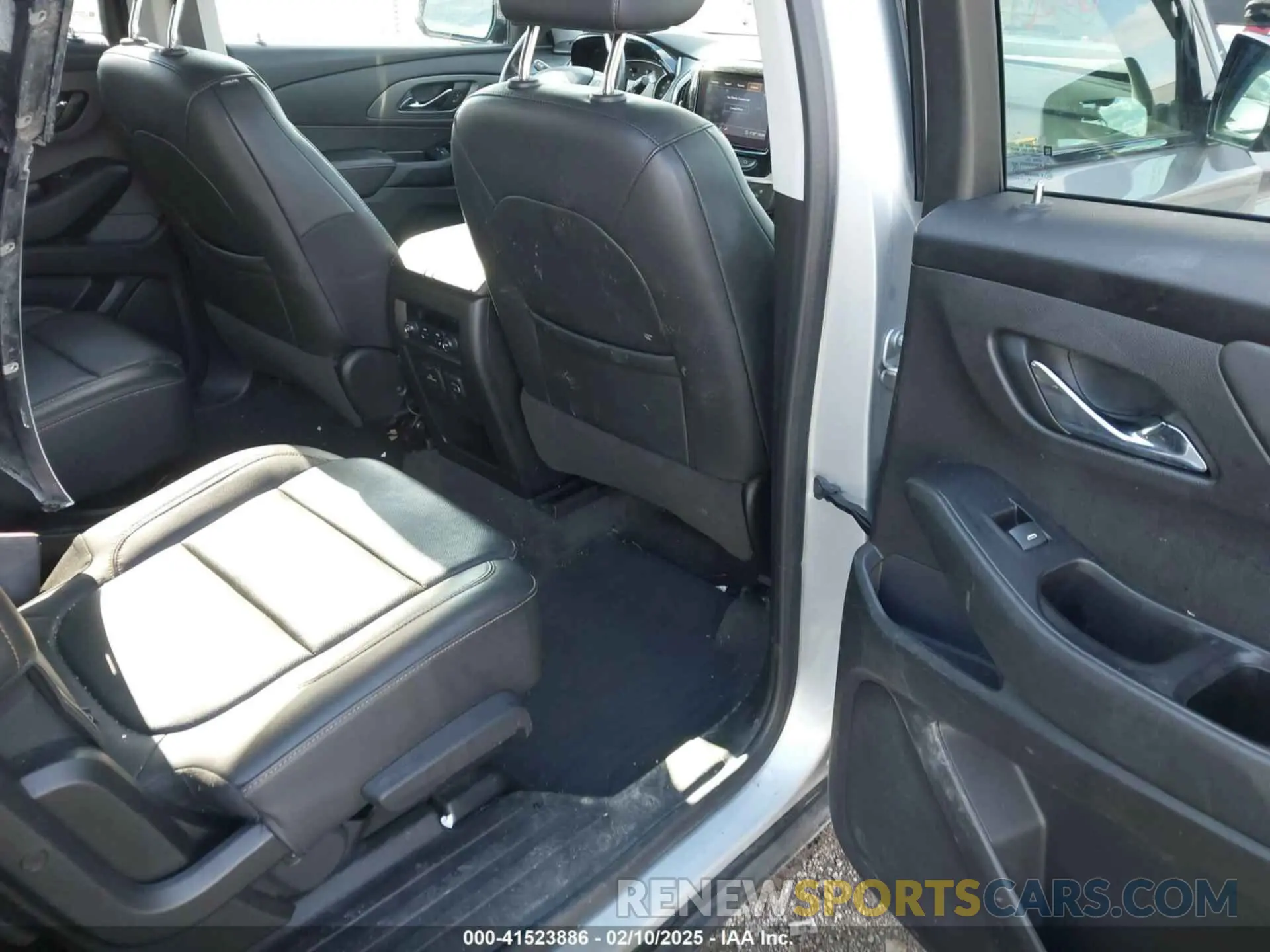 8 Photograph of a damaged car 1GNEVKKW3LJ146063 CHEVROLET TRAVERSE 2020