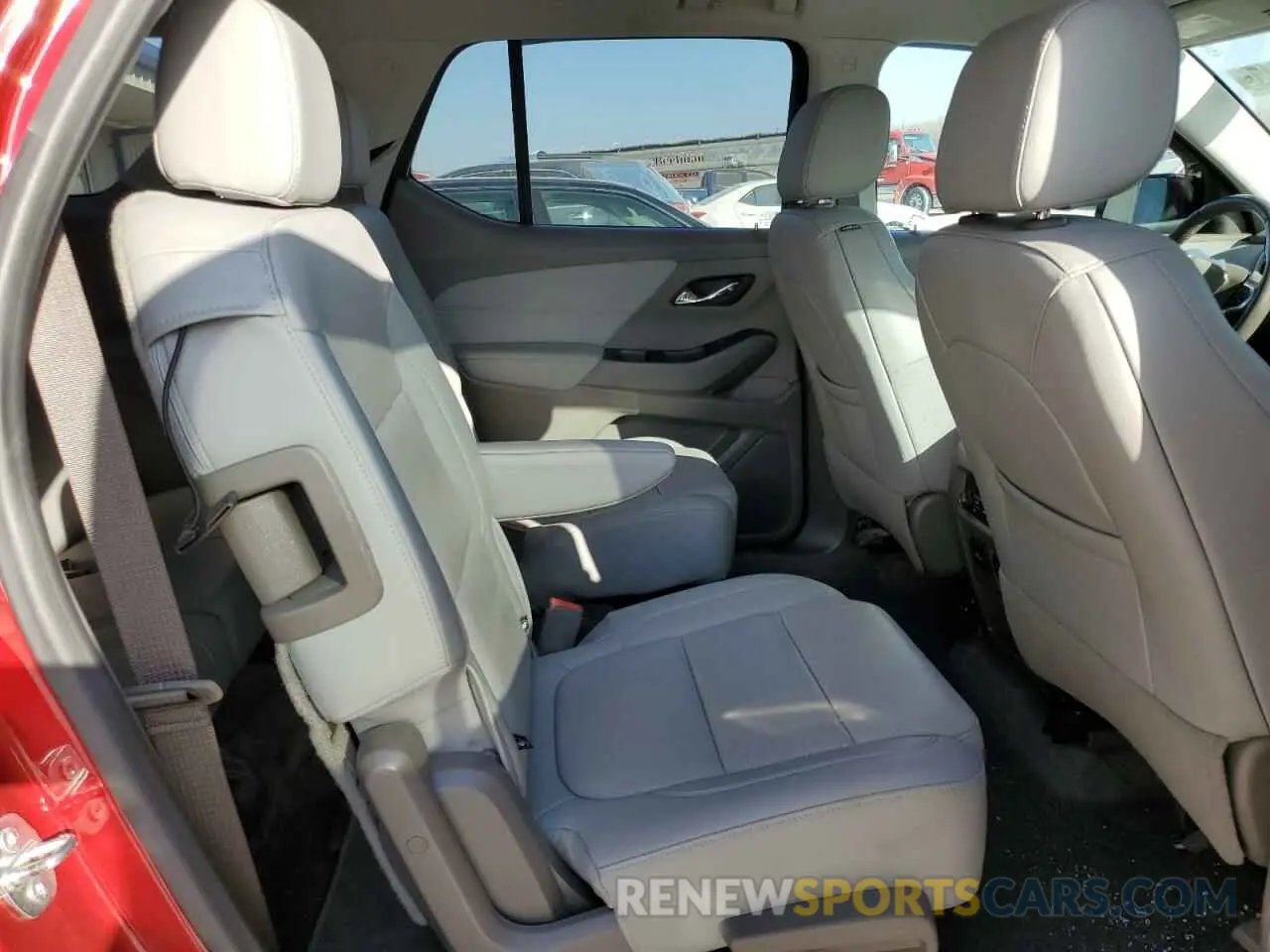 11 Photograph of a damaged car 1GNEVKKW3LJ215432 CHEVROLET TRAVERSE 2020