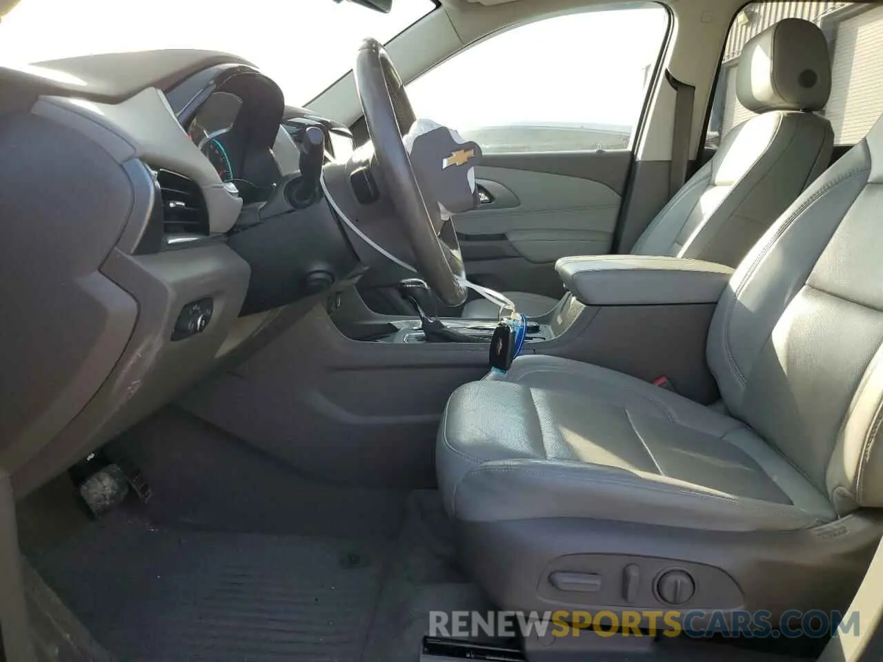 7 Photograph of a damaged car 1GNEVKKW3LJ215432 CHEVROLET TRAVERSE 2020