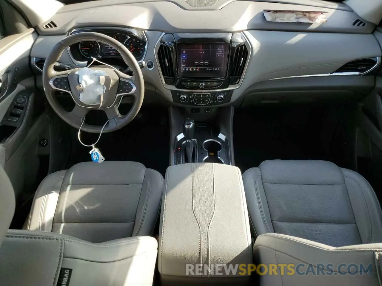 8 Photograph of a damaged car 1GNEVKKW3LJ215432 CHEVROLET TRAVERSE 2020