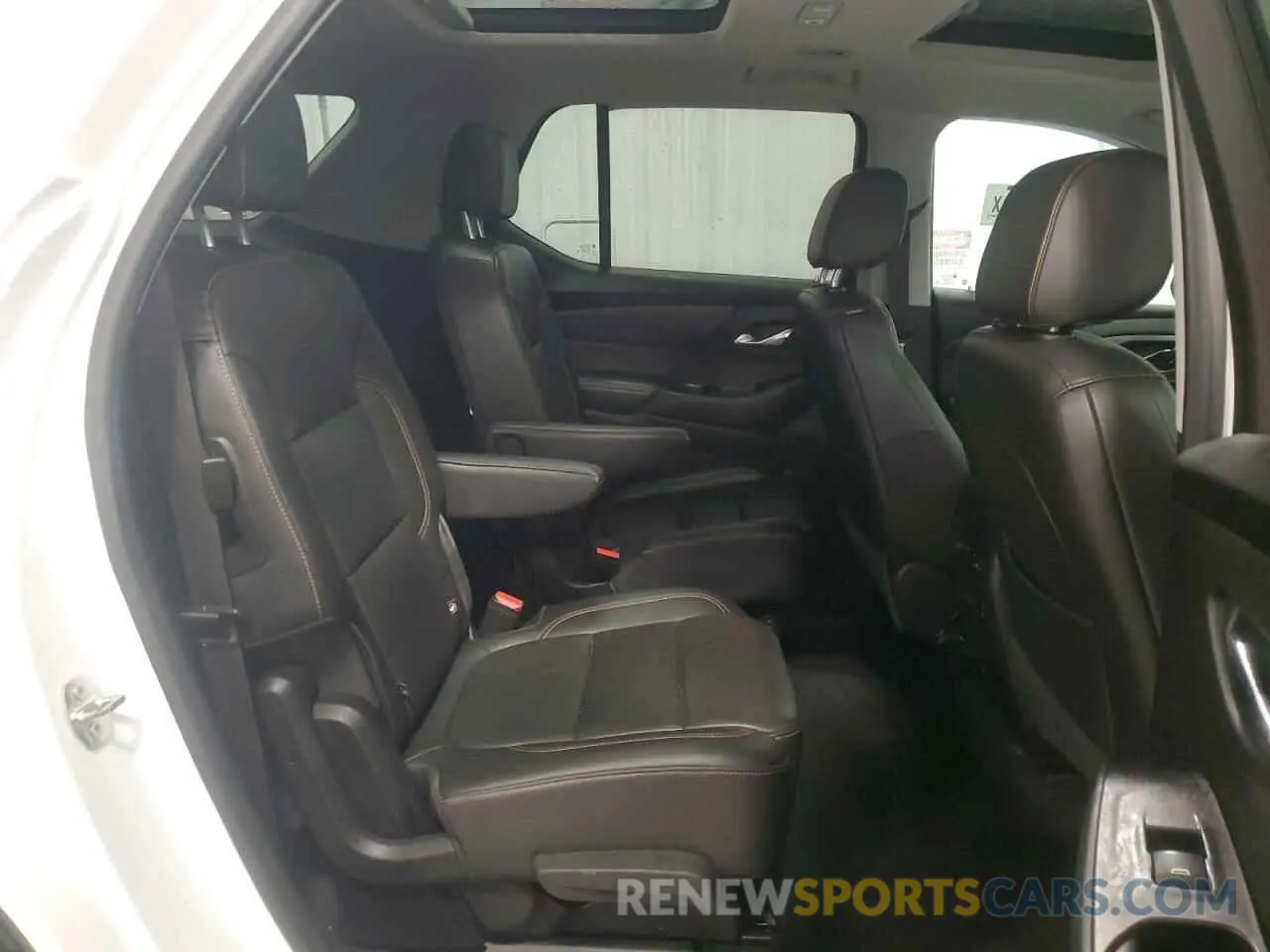 11 Photograph of a damaged car 1GNEVKKW3LJ237401 CHEVROLET TRAVERSE 2020