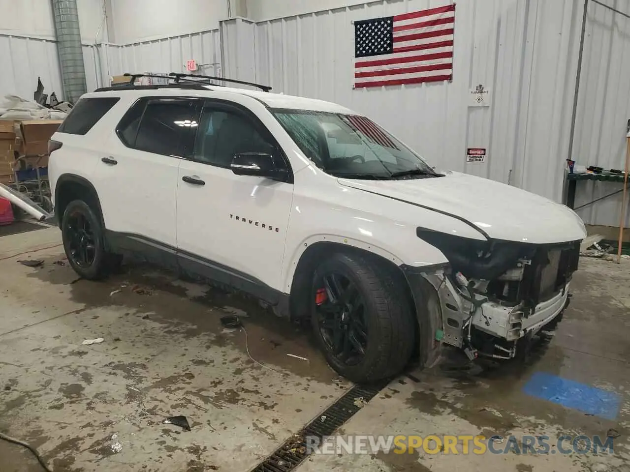 4 Photograph of a damaged car 1GNEVKKW3LJ237401 CHEVROLET TRAVERSE 2020