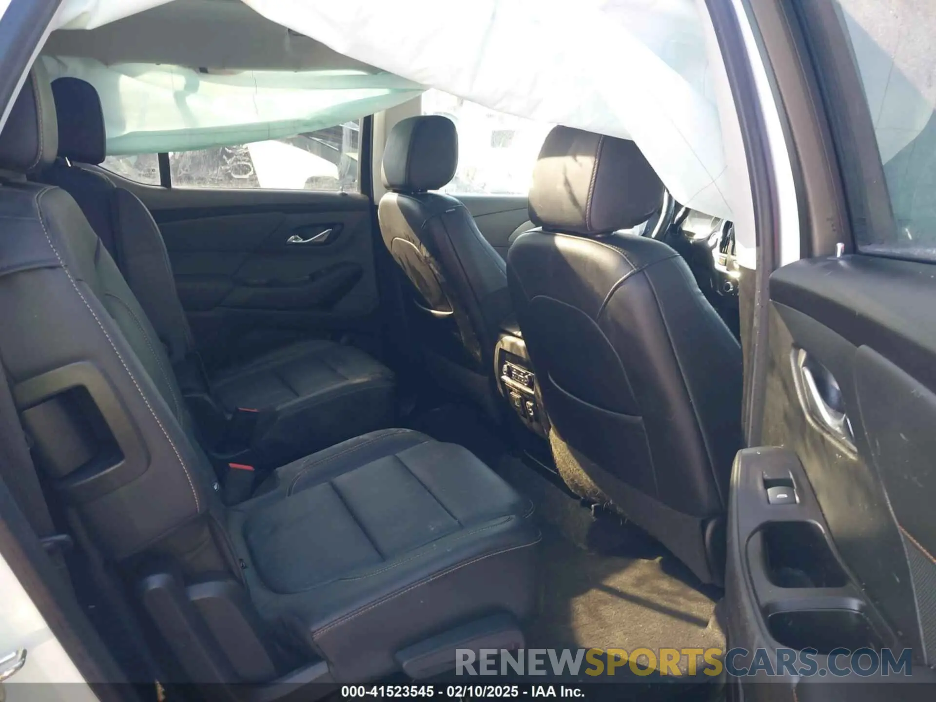 8 Photograph of a damaged car 1GNEVKKW3LJ253520 CHEVROLET TRAVERSE 2020