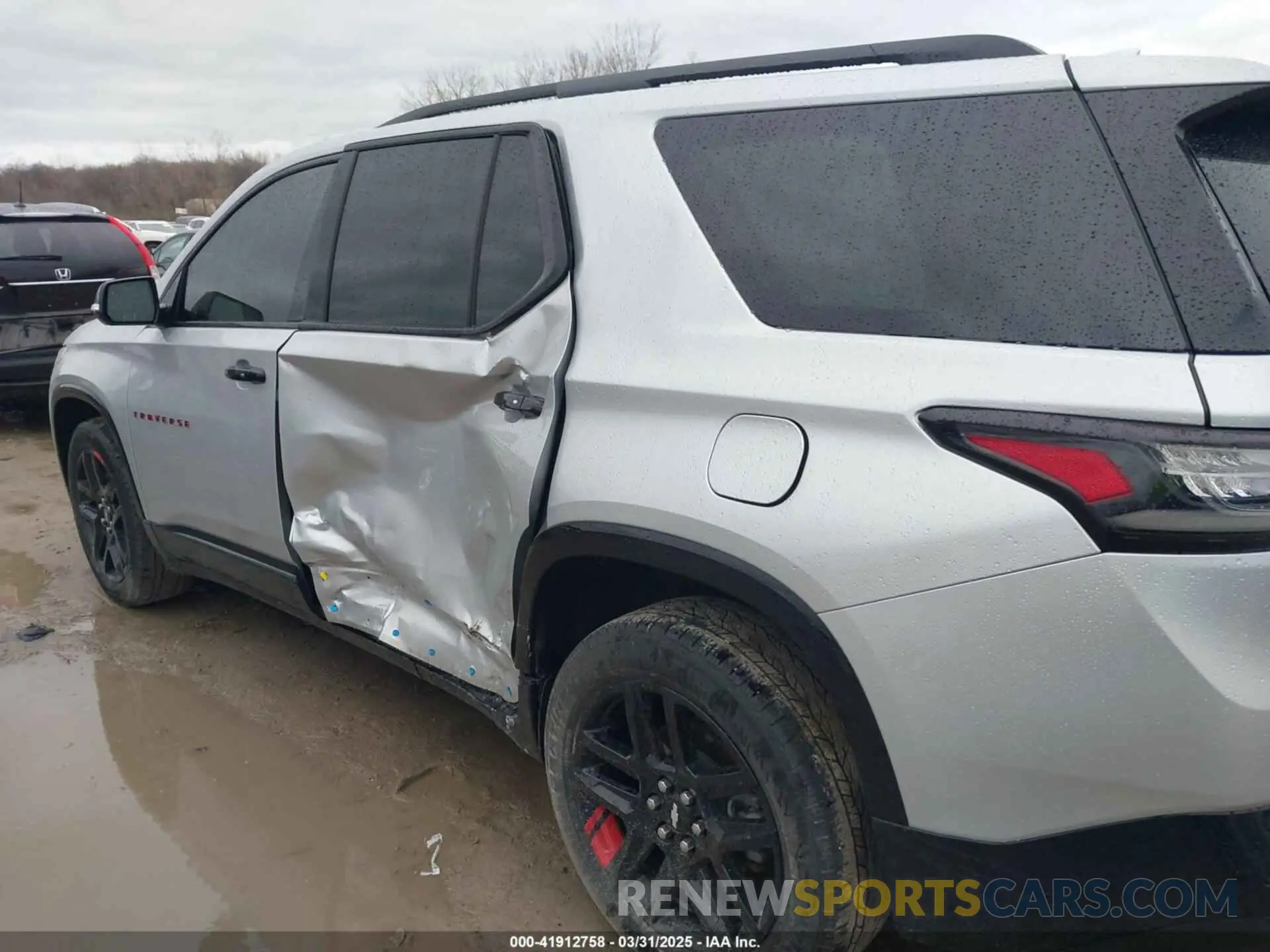 6 Photograph of a damaged car 1GNEVKKW4LJ284338 CHEVROLET TRAVERSE 2020