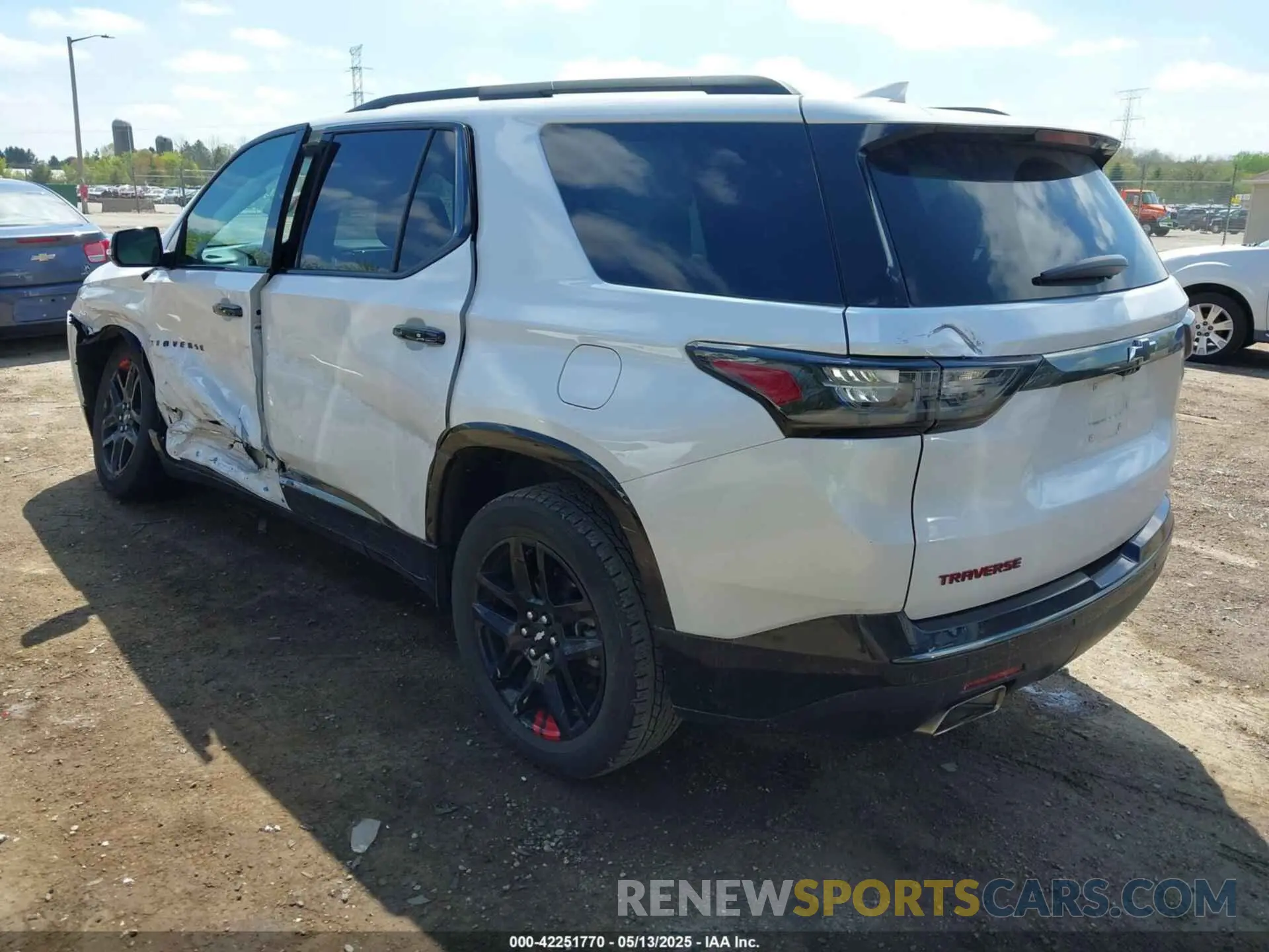 3 Photograph of a damaged car 1GNEVKKW7LJ115057 CHEVROLET TRAVERSE 2020
