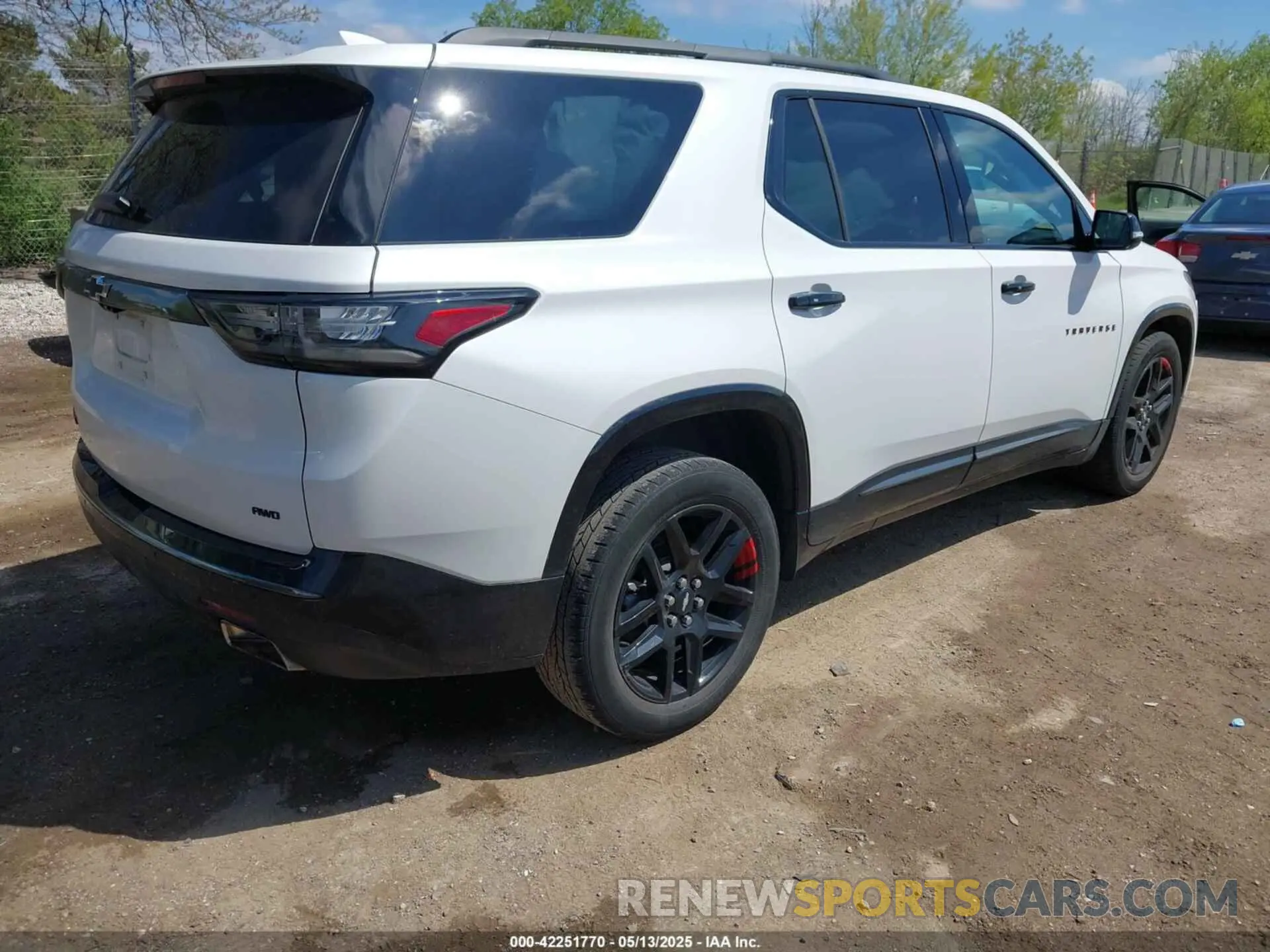 4 Photograph of a damaged car 1GNEVKKW7LJ115057 CHEVROLET TRAVERSE 2020
