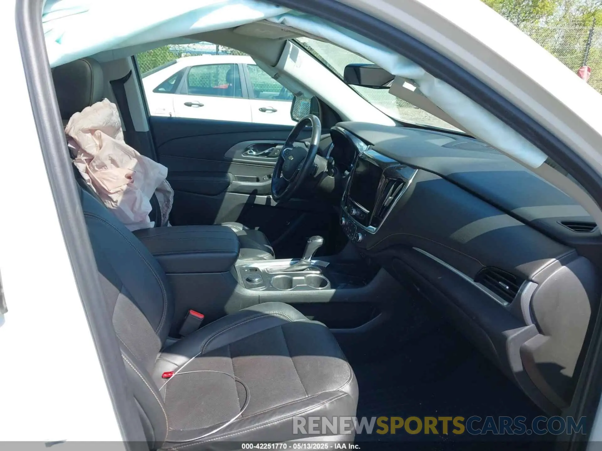 5 Photograph of a damaged car 1GNEVKKW7LJ115057 CHEVROLET TRAVERSE 2020
