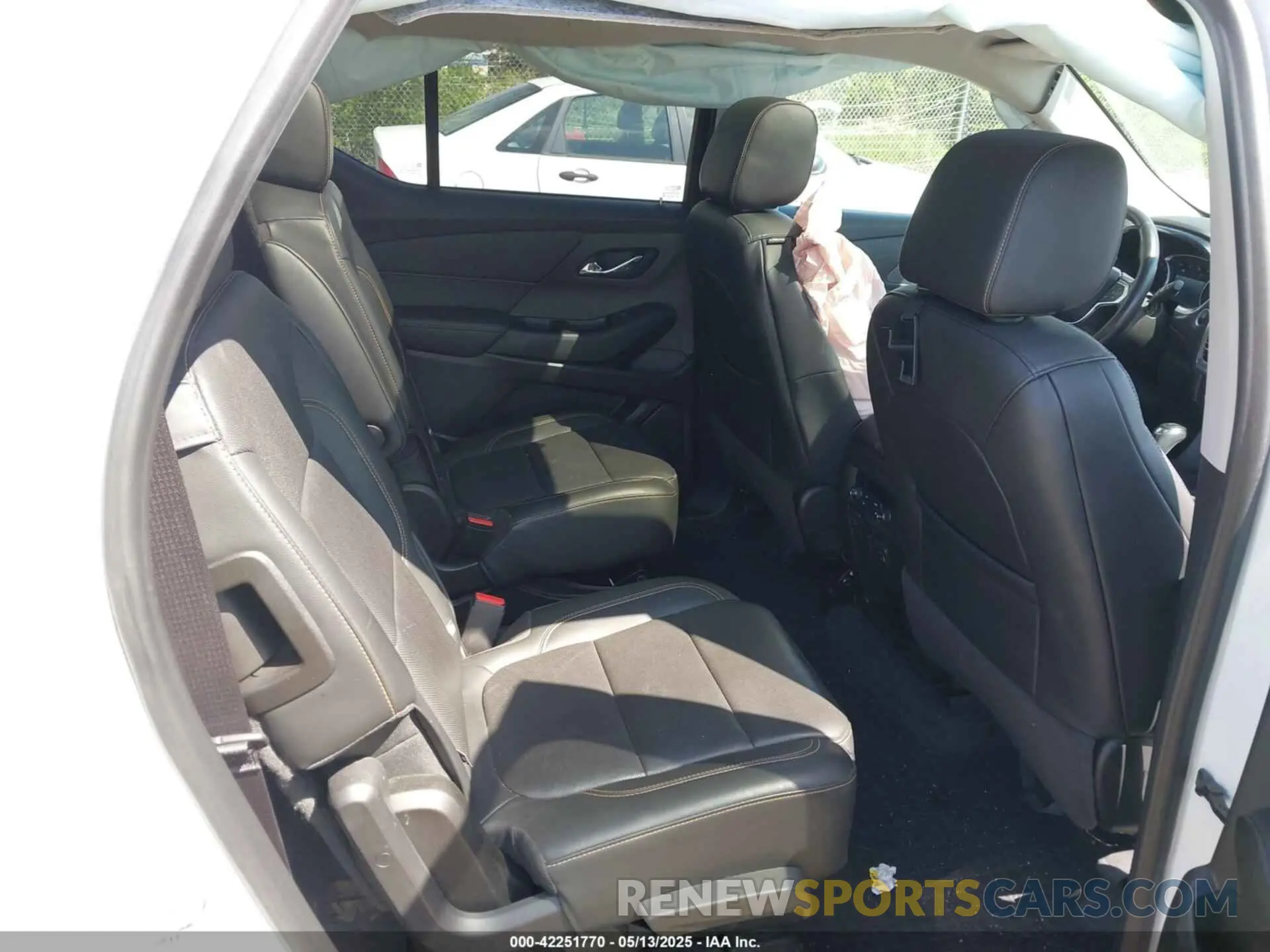8 Photograph of a damaged car 1GNEVKKW7LJ115057 CHEVROLET TRAVERSE 2020