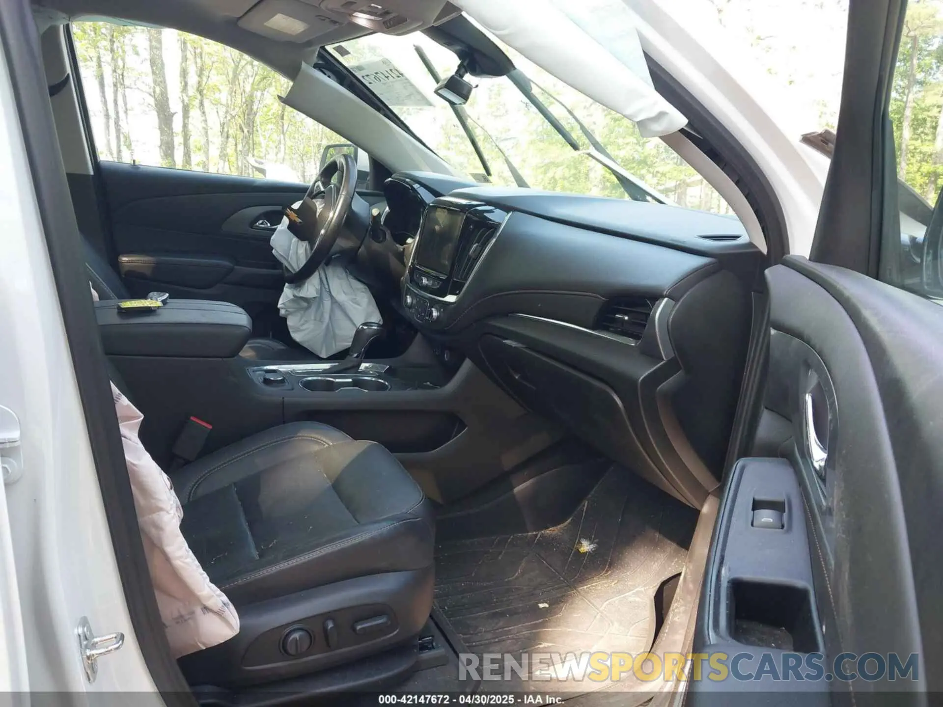 5 Photograph of a damaged car 1GNEVKKW7LJ268408 CHEVROLET TRAVERSE 2020