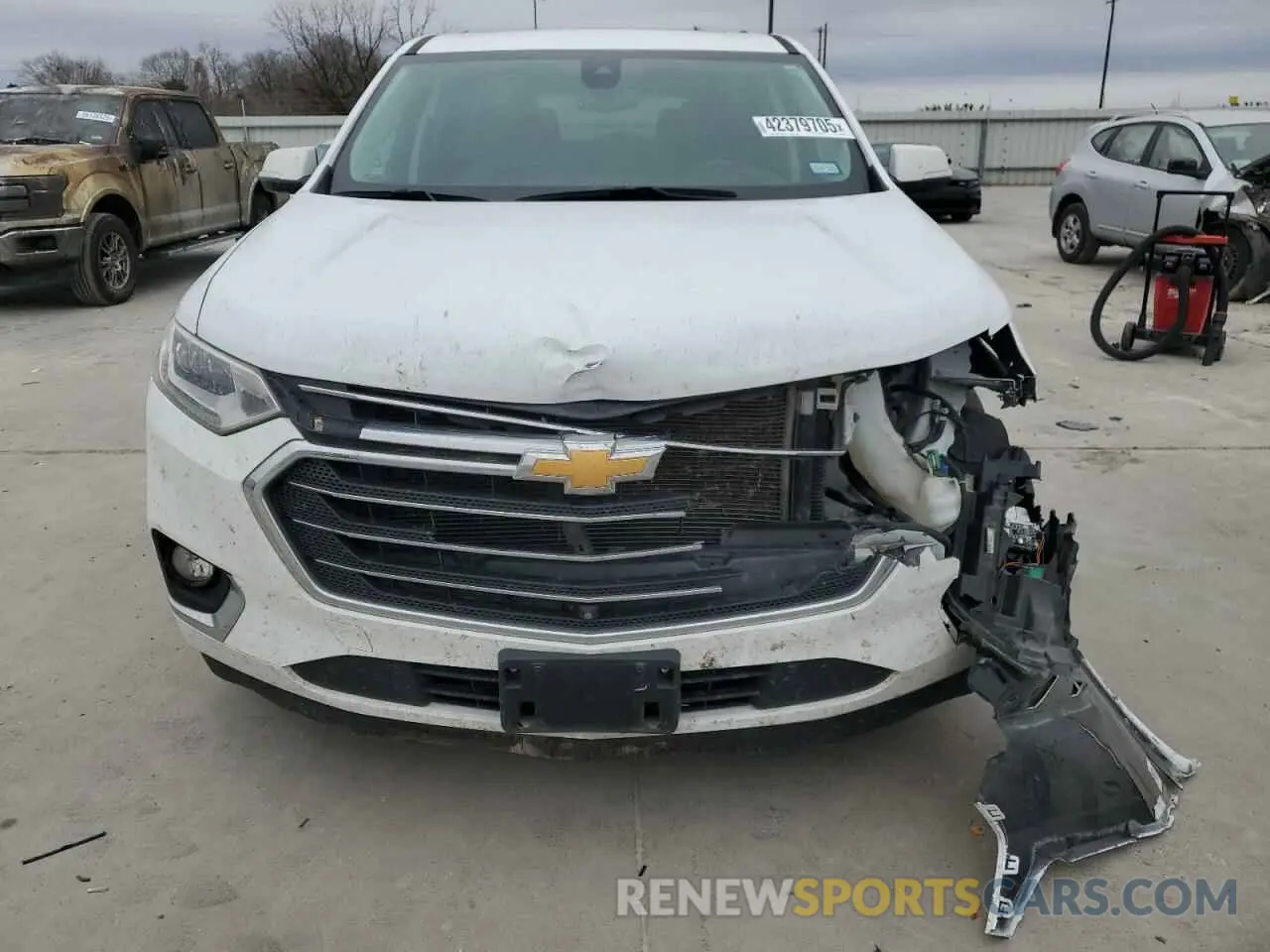 5 Photograph of a damaged car 1GNEVKKW8LJ223588 CHEVROLET TRAVERSE 2020
