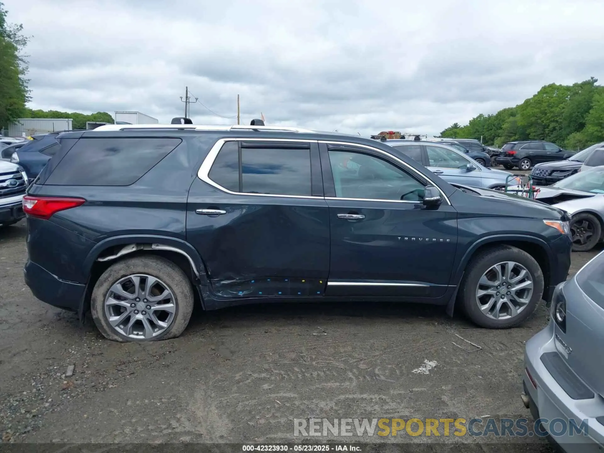 13 Photograph of a damaged car 1GNEVKKW8LJ274282 CHEVROLET TRAVERSE 2020