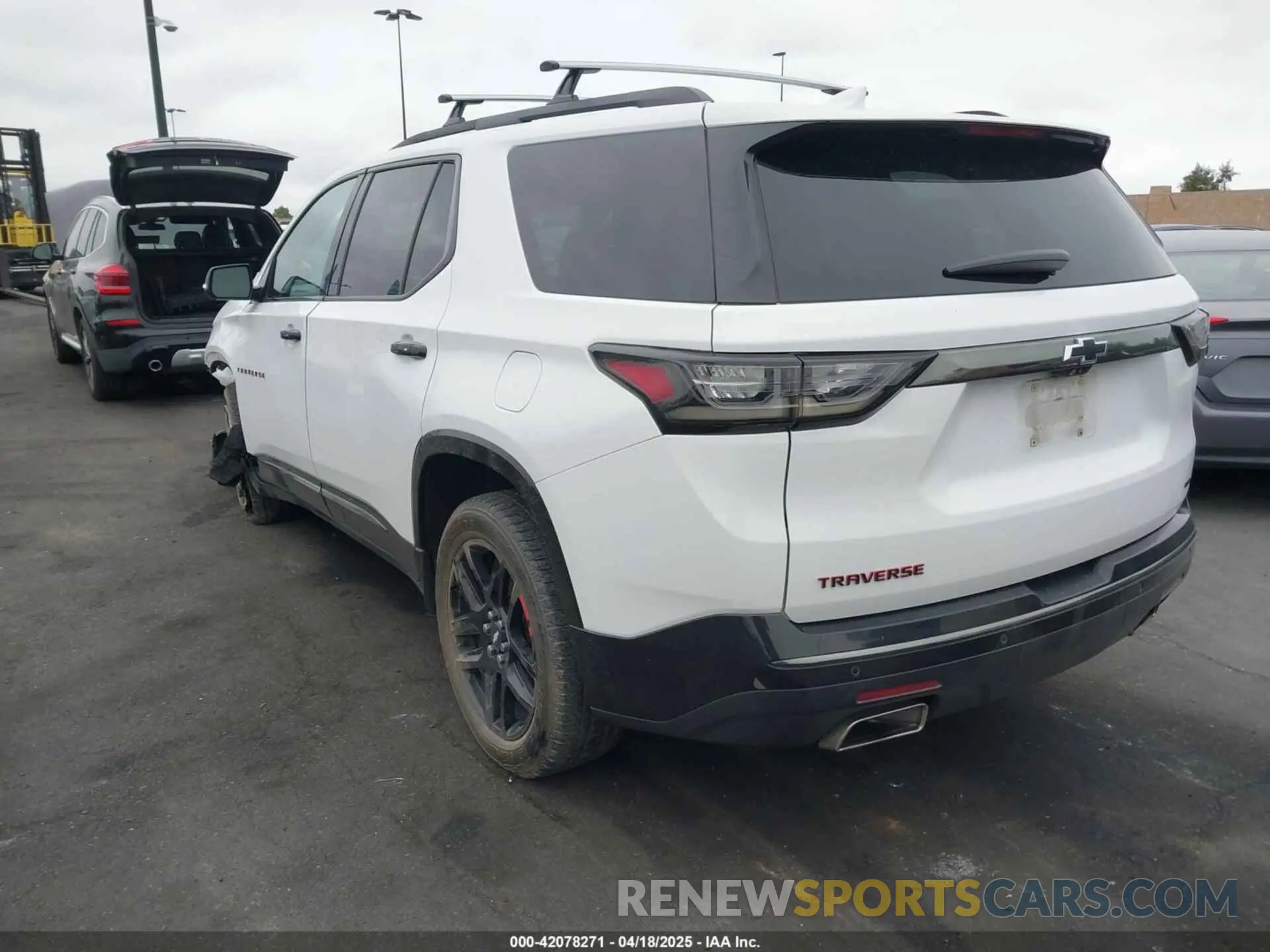 3 Photograph of a damaged car 1GNEVKKWXLJ120947 CHEVROLET TRAVERSE 2020
