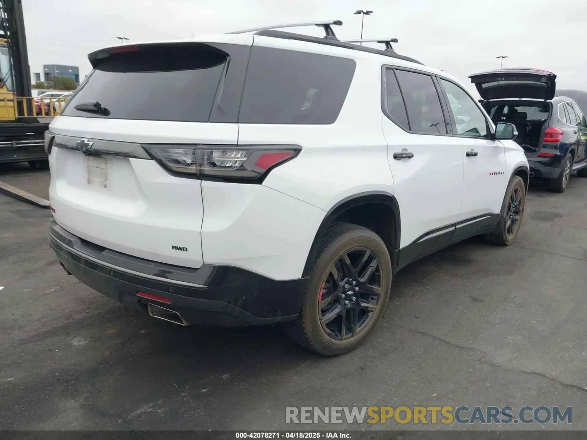 4 Photograph of a damaged car 1GNEVKKWXLJ120947 CHEVROLET TRAVERSE 2020