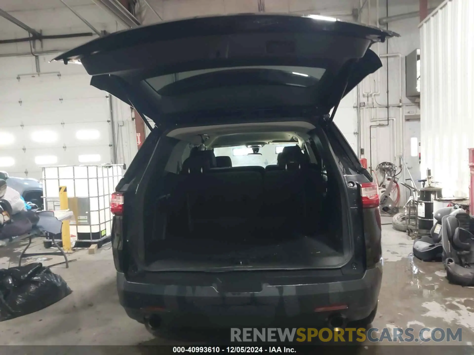 18 Photograph of a damaged car 1GNEVLKW3LJ167596 CHEVROLET TRAVERSE 2020