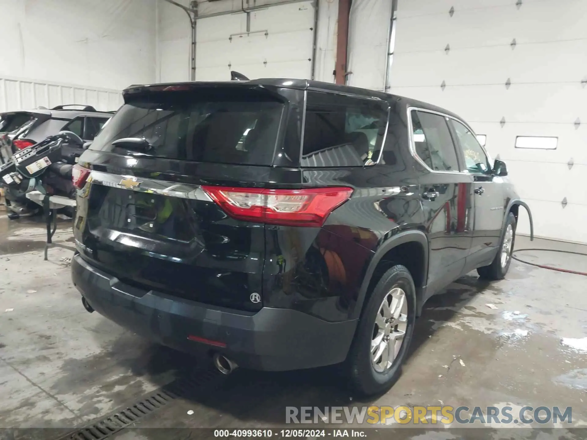 4 Photograph of a damaged car 1GNEVLKW3LJ167596 CHEVROLET TRAVERSE 2020