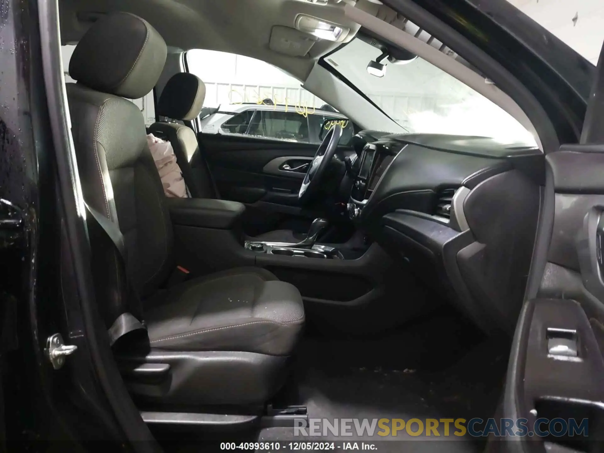 5 Photograph of a damaged car 1GNEVLKW3LJ167596 CHEVROLET TRAVERSE 2020